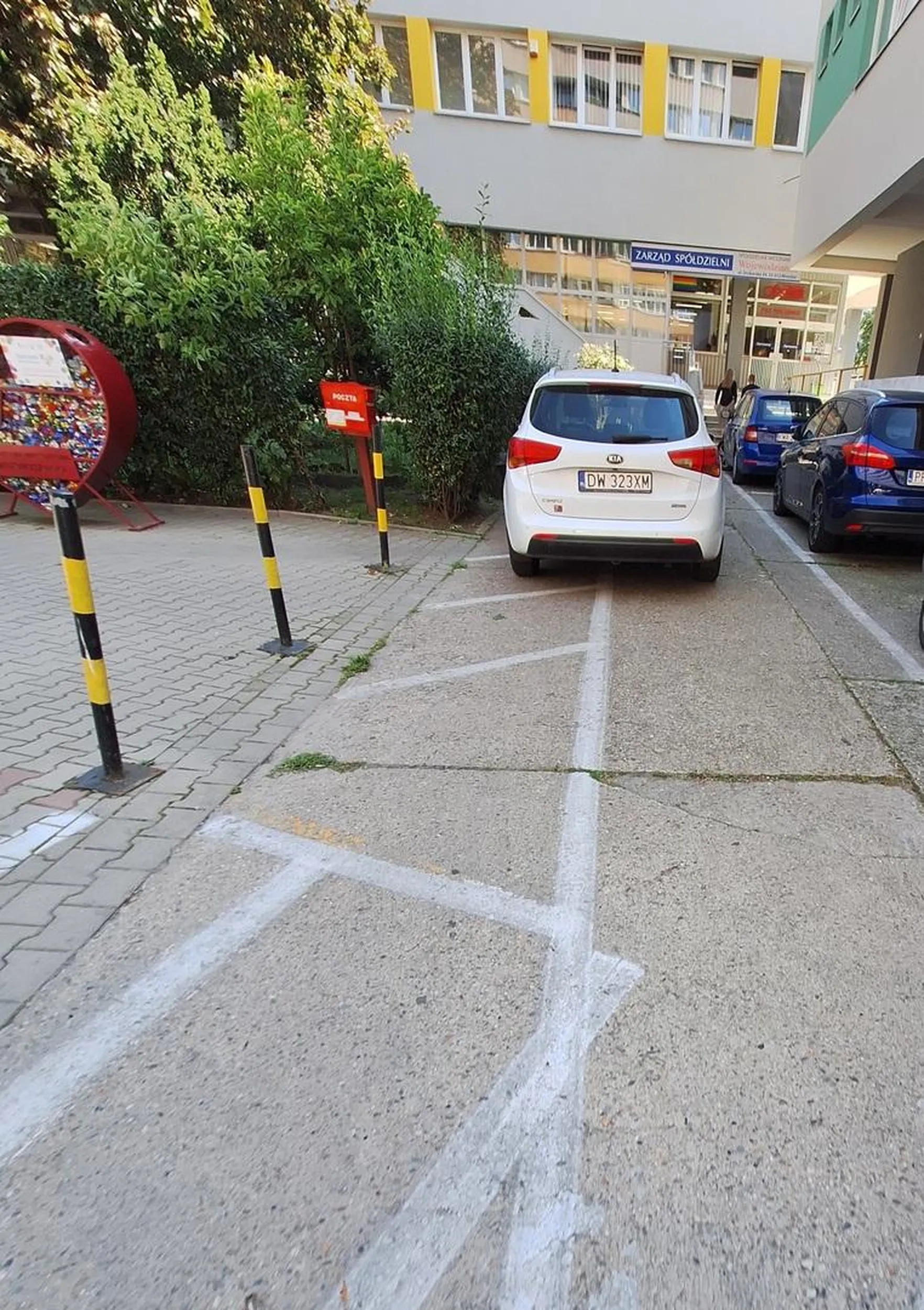 Baba notorycznie blokuje wyjazd i przejście do sklepu Społem oraz Spółdzielni.