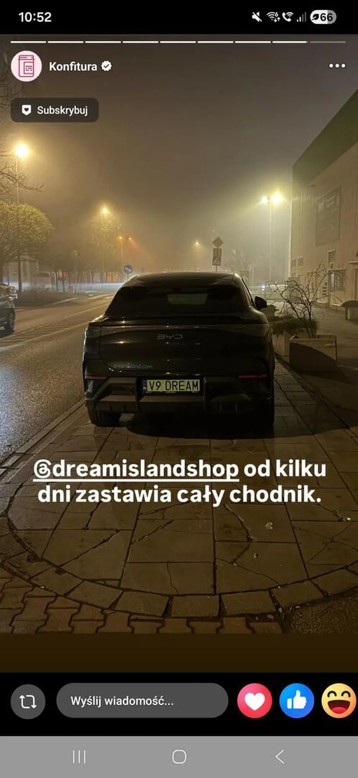 Przygłup blokuje chodnik.