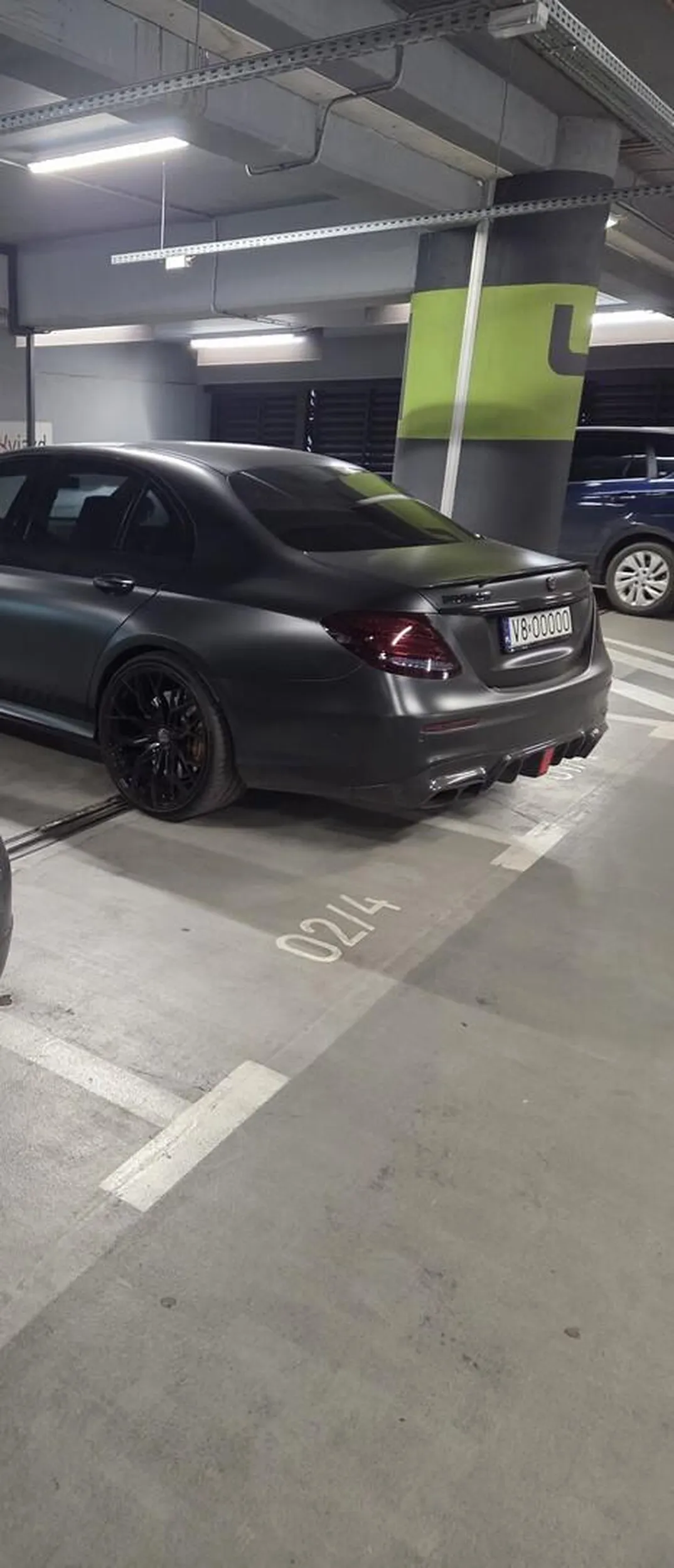 Jeździ w kółko po parkingu warczy silnikiem dla szpanu a jak uda mu się zaparkować to na dwóch miejscach