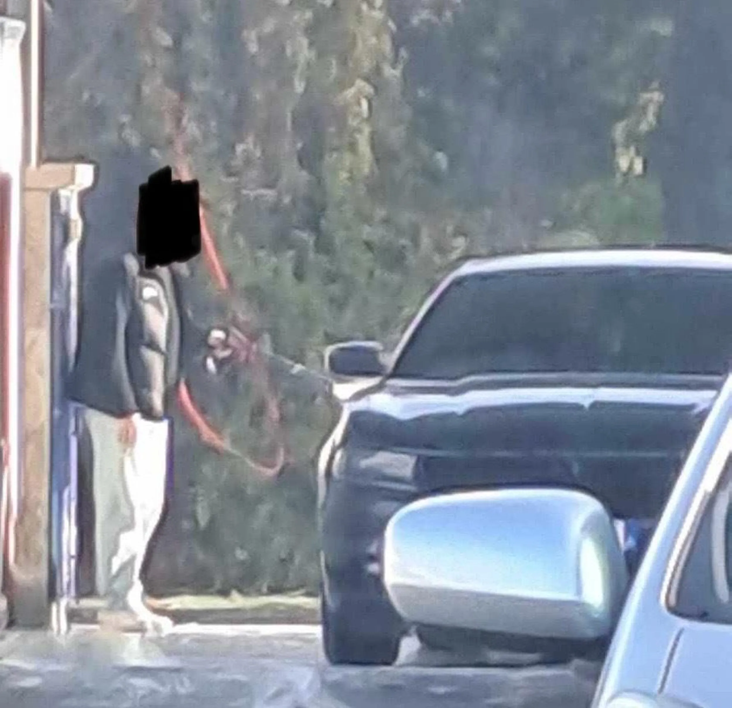 Burak myśli że ma drogie auto to mu wszystko można. Nie daje ludziom spać na osiedlu, specjalnie hałasując nielegalnym wydechem. Mycie auta też za bardzo mu nie wychodzi ;  D .Dobrze że jest miejsce gdzie można anonimowo takich ludzi udaremniać :  )