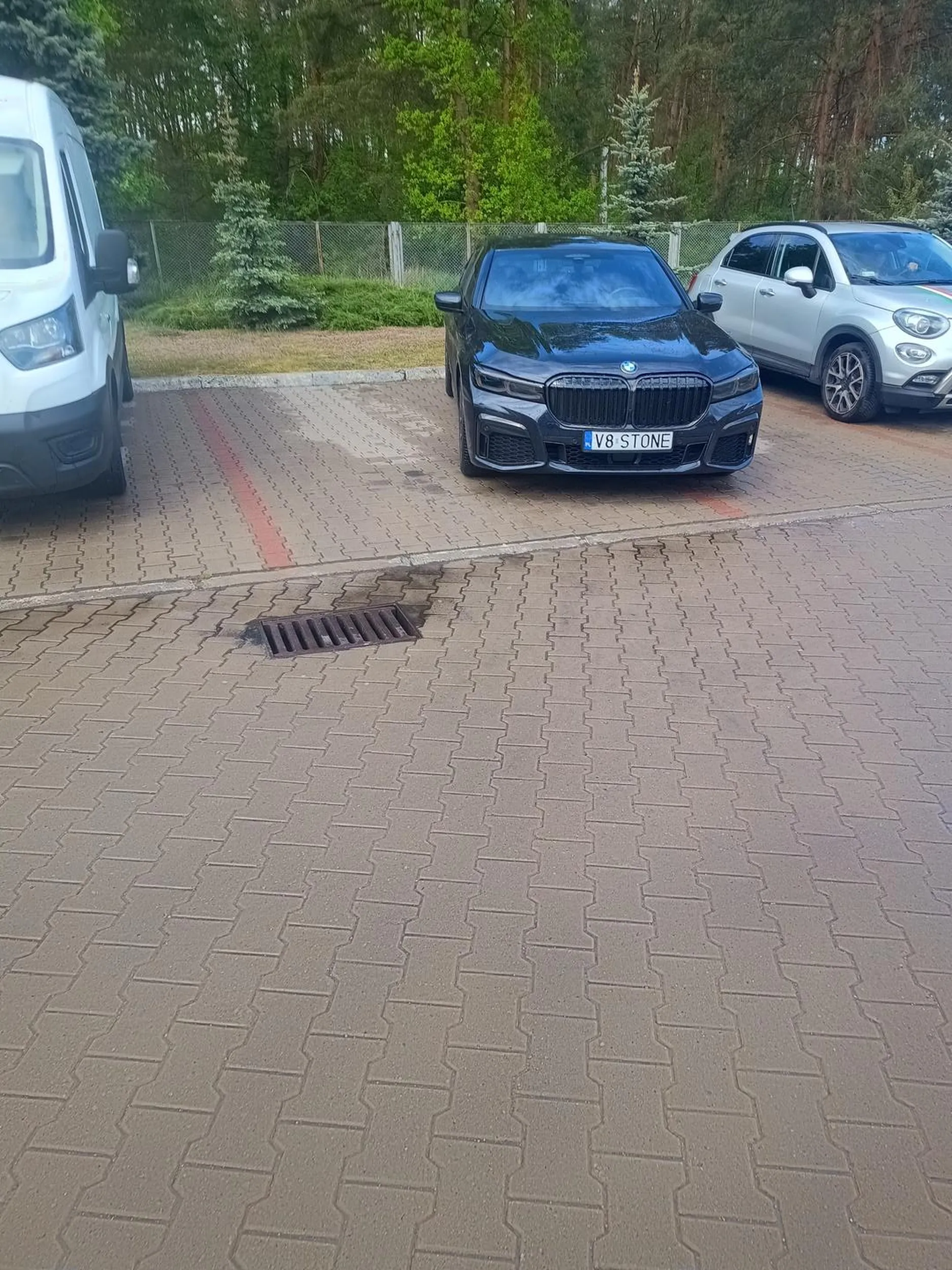 Gratuluję rozmachu w parkowaniu. Zaparkowany tak z pełną premedytacją.