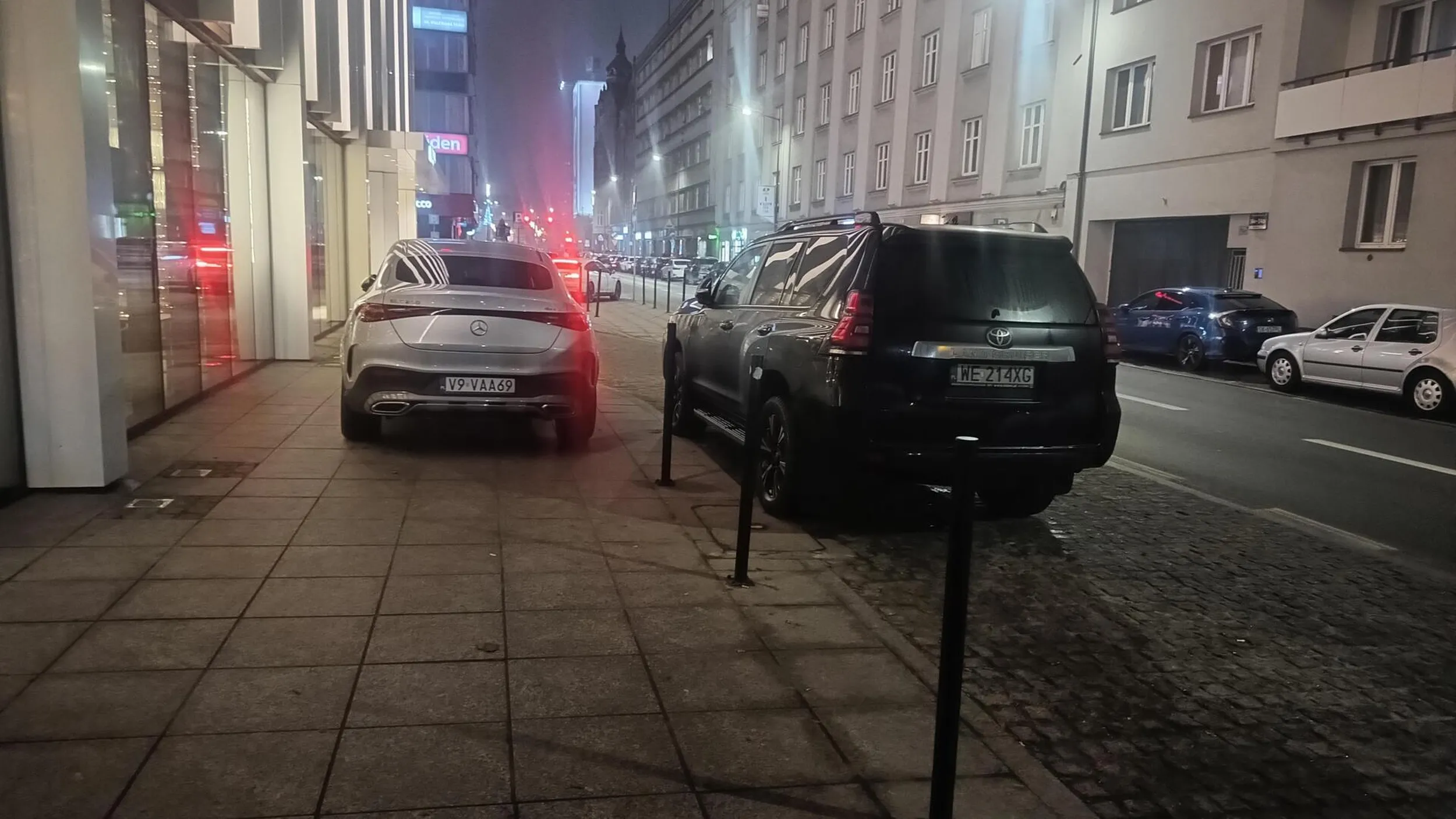 Parkuje na środku chodnika