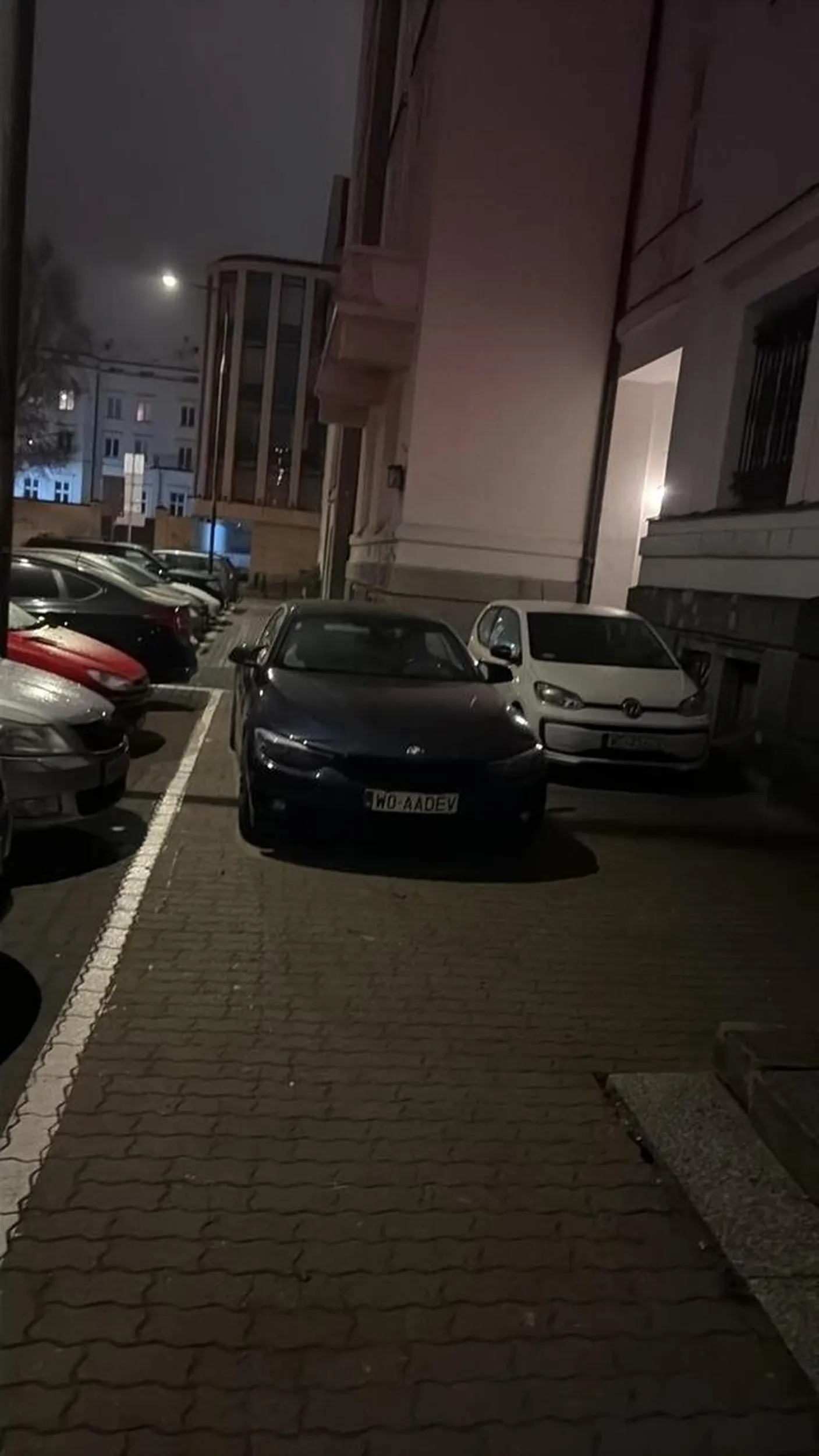 niezle parkowanie ziomus, bardziej na srodku sie nie dalo?