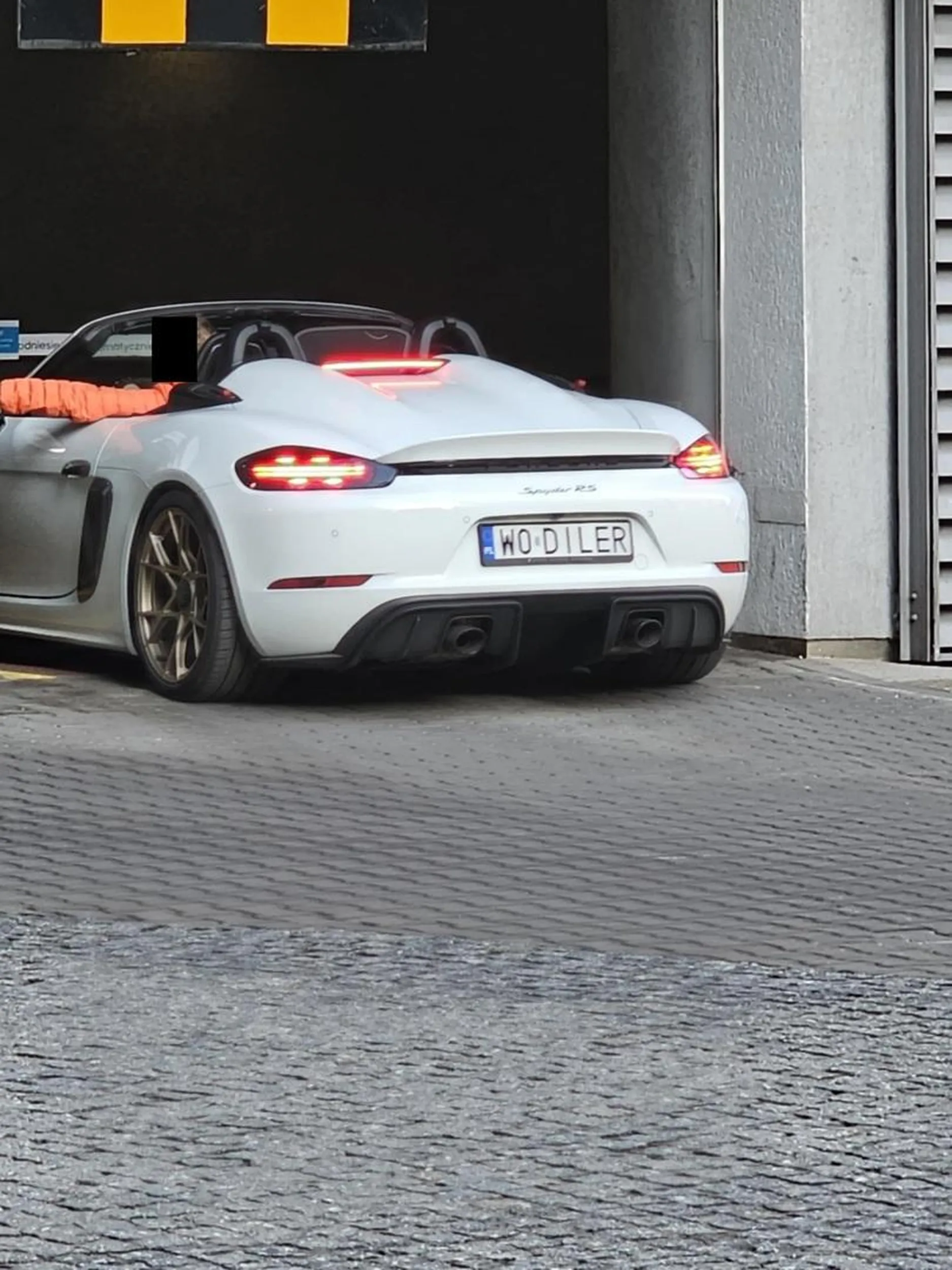 Leci pięknie - biała strzała. Widać że leciał do klienta w centrum