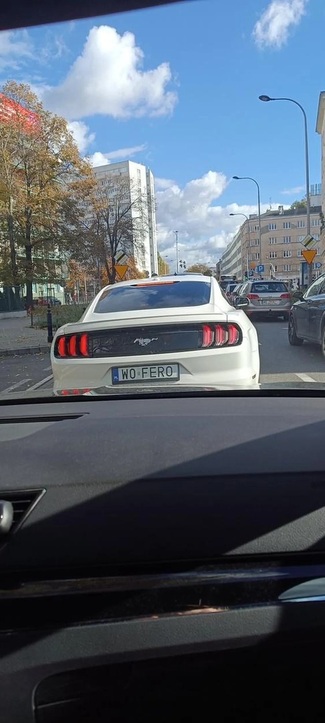 Jazda tego Mustanga to prawdziwa zmora dla innych uczestników ruchu. Kierowca ewidentnie traktuje ten głośny silnik jak sposób na podkreślenie swojego ego, zapominając, że motoryzacja to nie tylko hałas. Zamiast cieszyć się jazdą, wybiera każdą okazję, by pokazać, jak potężny jest jego samochód, nie zważając na komfort innych. Cóż, być może w ten sposób stara się ukryć swoje kompleksy, ale w rzeczywistości tylko irytuje innych kierowców. Auto nie czyni jeszcze nikogo mistrzem drogi, a styl jazdy w tym przypadku zdecydowanie nie ma nic wspólnego z klasą.