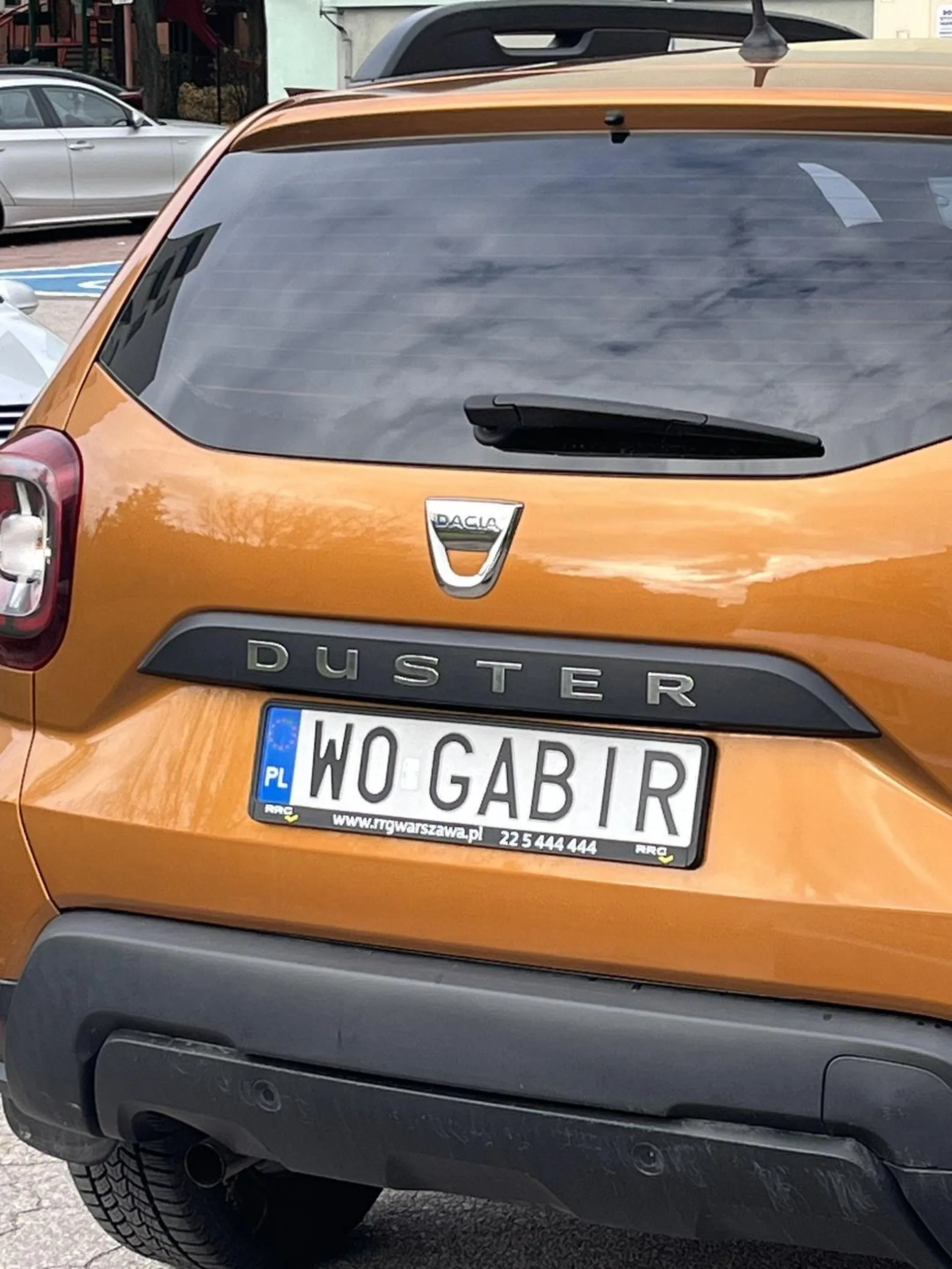 Najpierw zajechał drogę, potem podszedł do samochodu, ale gdy tylko otrzymał odpowiedź – od razu zaczął płakać i grozić policją. To potwór ma 50 lat, a zachowuje się jak dziecko