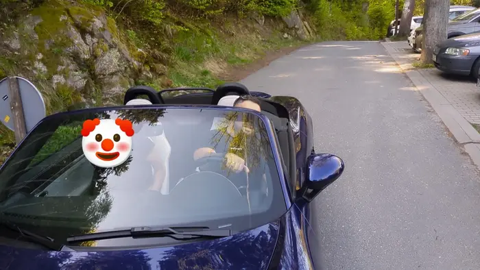 Pana Wojtka zakazy nie obowiązują, on ma POZWOLENIE, dlatego grozi wpierdolem za stanie na drodze wyłączonej, bo nie mógł jeździć swoim złomem między ludźmi z dziećmi xD