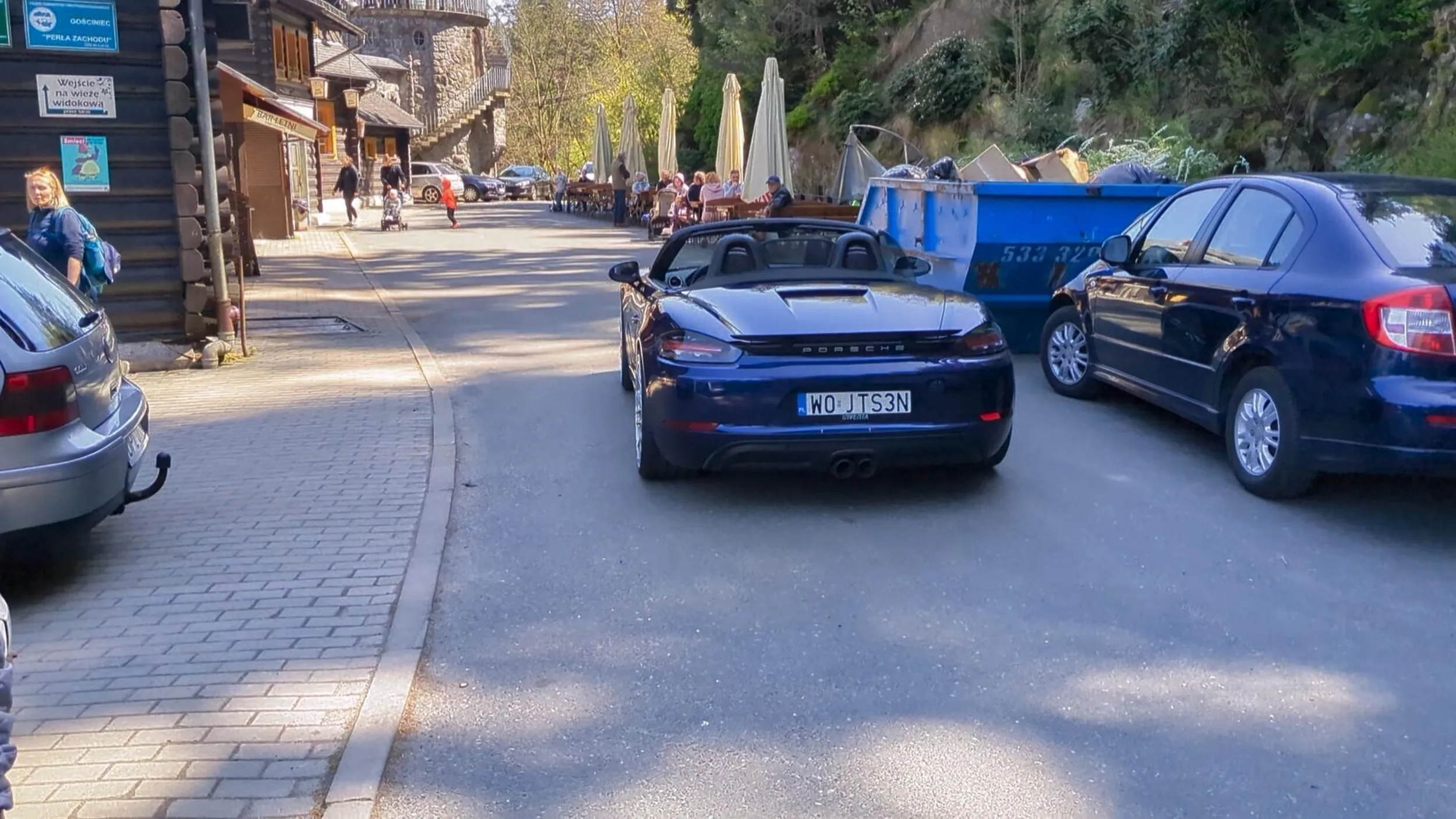 Pana Wojtka zakazy nie obowiązują, on ma POZWOLENIE, dlatego grozi wpierdolem za stanie na drodze wyłączonej, bo nie mógł jeździć swoim złomem między ludźmi z dziećmi xD