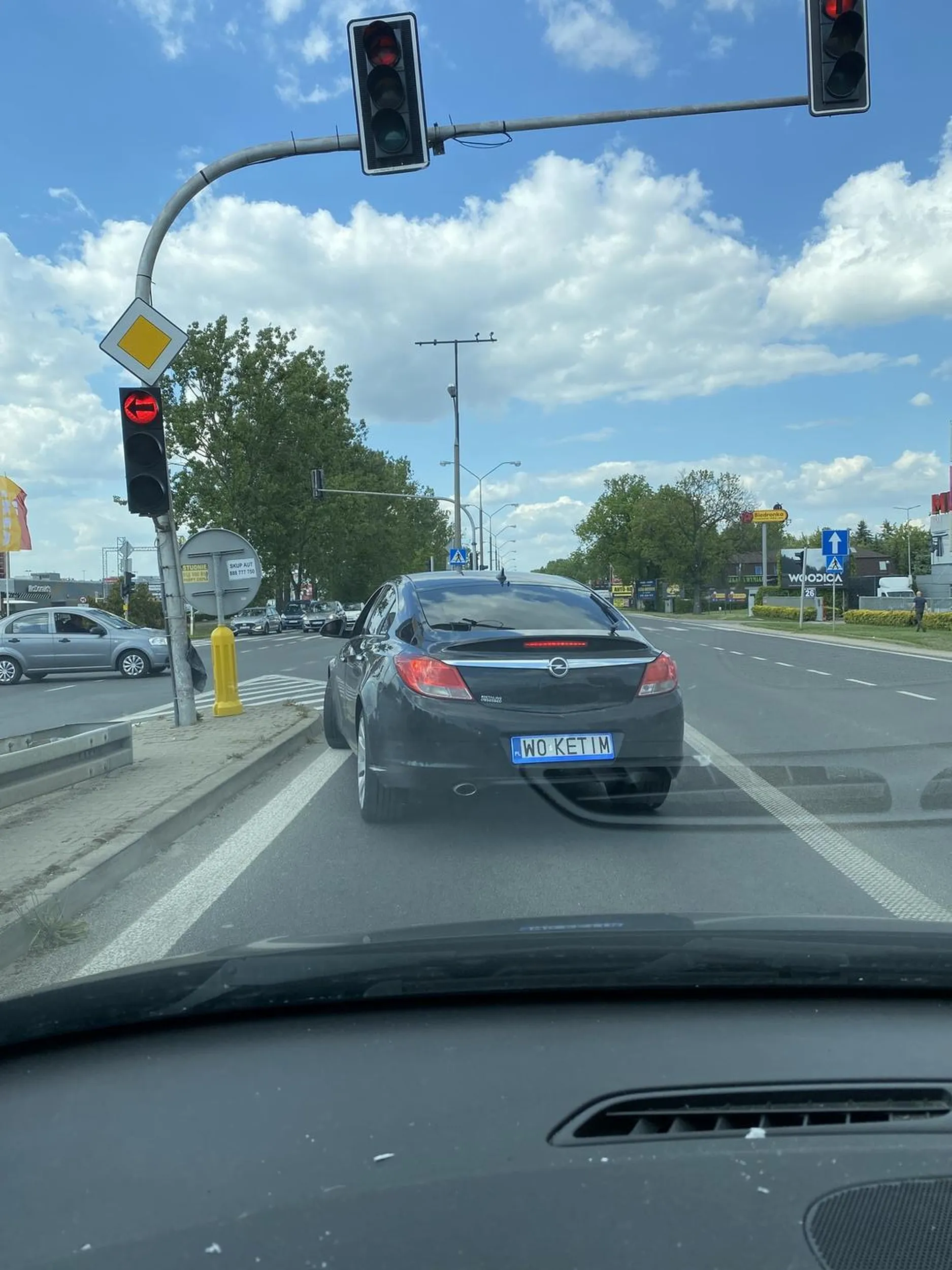Bardzo niebezpieczna i nieodpowiedzialna jazda. Przecinanie kilku linii ciągłych na raz. Zawracanie w miejscu do tego nieprzeznaczonym. Ogólne lekceważniem przepisów. Coś strasznego - uważać na tego typa!!!