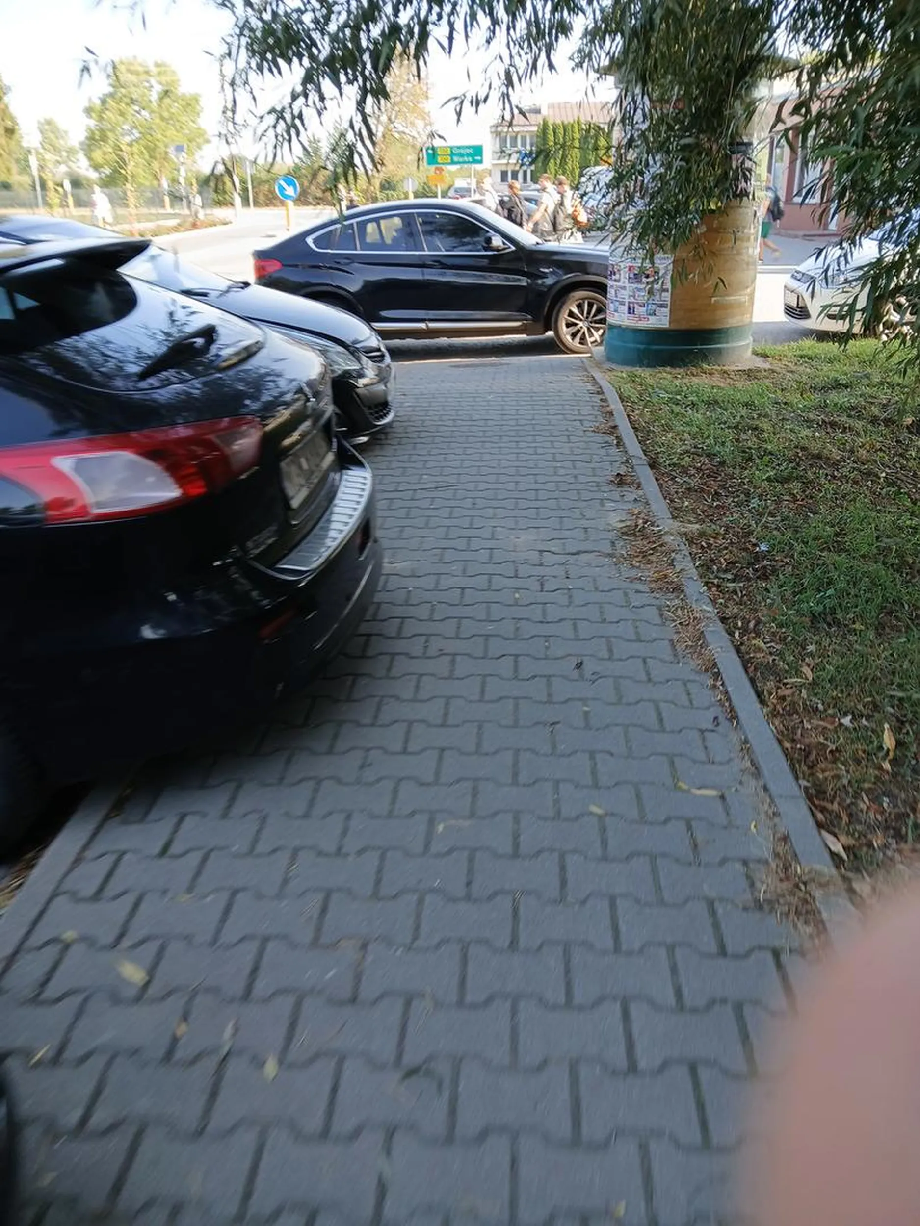 Zamiast inwestować tysiaka w tablice zainwestuj to w okulary mistrzu parkowania