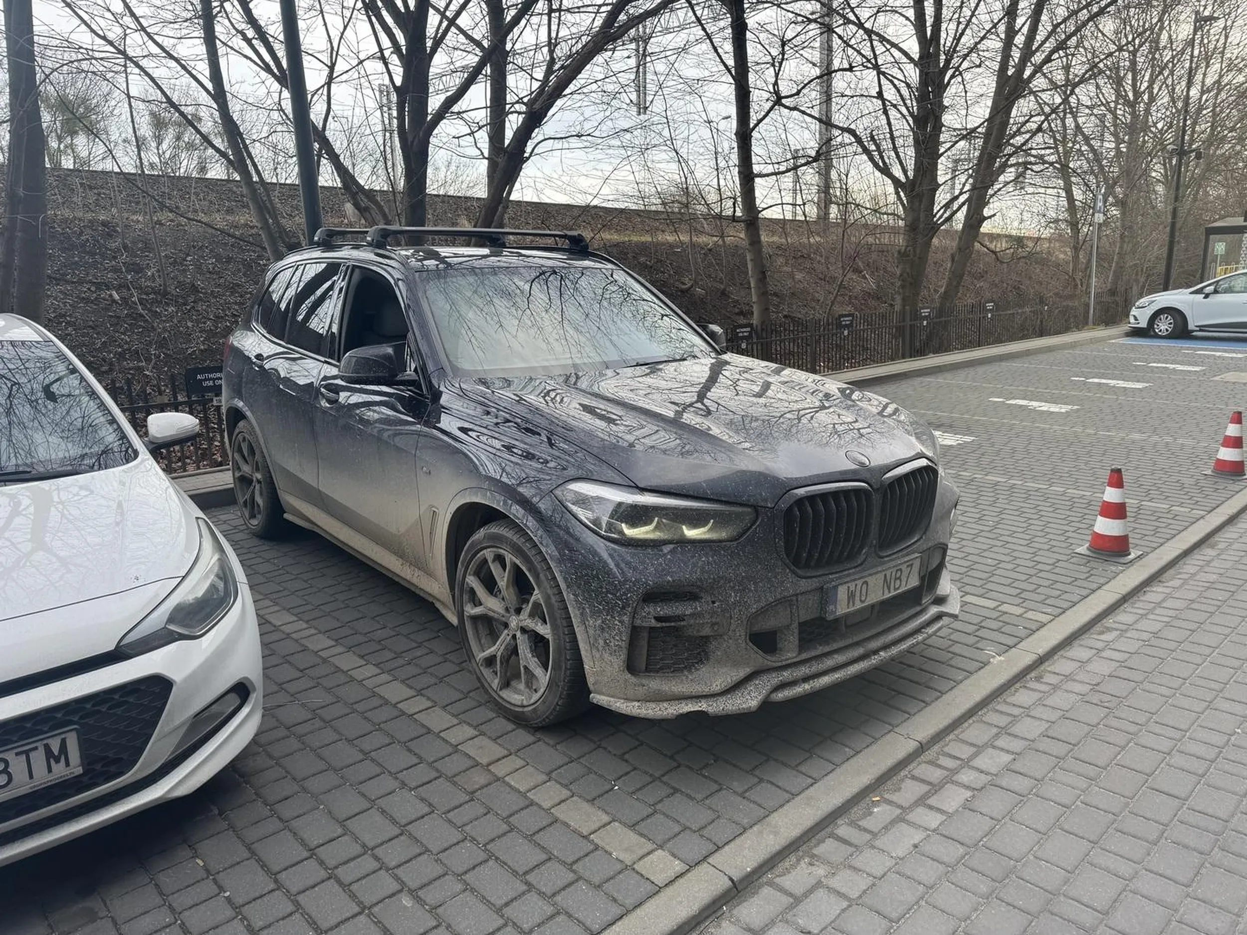 Gość zaparkował na miejscu wymagającym autoryzacji, które było wyraźnie oznaczone tabliczką informacyjną oraz specjalnie zabezpieczone pachołkiem. Mimo to, ów osobnik z pełną bezczelnością, usuwając pachołek, zaparkował na tym miejscu. W końcu przyjechał JAŚNIE PAN swoim BMW więc on nie będzie szukał specjalnie miejsca parkingowego. Stał tak ok. godzinę i przez cały ten czas miał włączone światła oraz otwartą szybę, więc można domniemywać, że inteligencja tego osobnika nie jest na zbyt wysokim poziomie... no cóż, wybaczmy mu. Nie każdy musi być geniuszem.