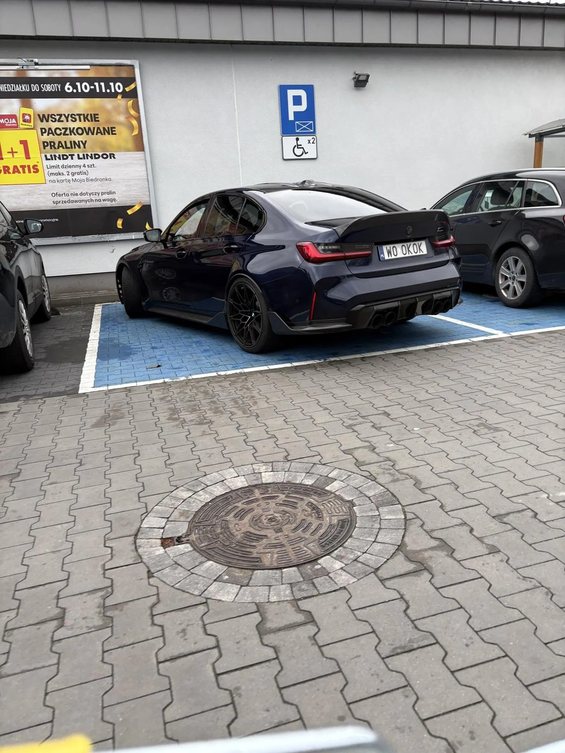 Jak widać parkowanie dla miejscu dla niepełnosprawnych standardzik, dobrze że zajrzałem wyślę odrazu dwa zdjęcia