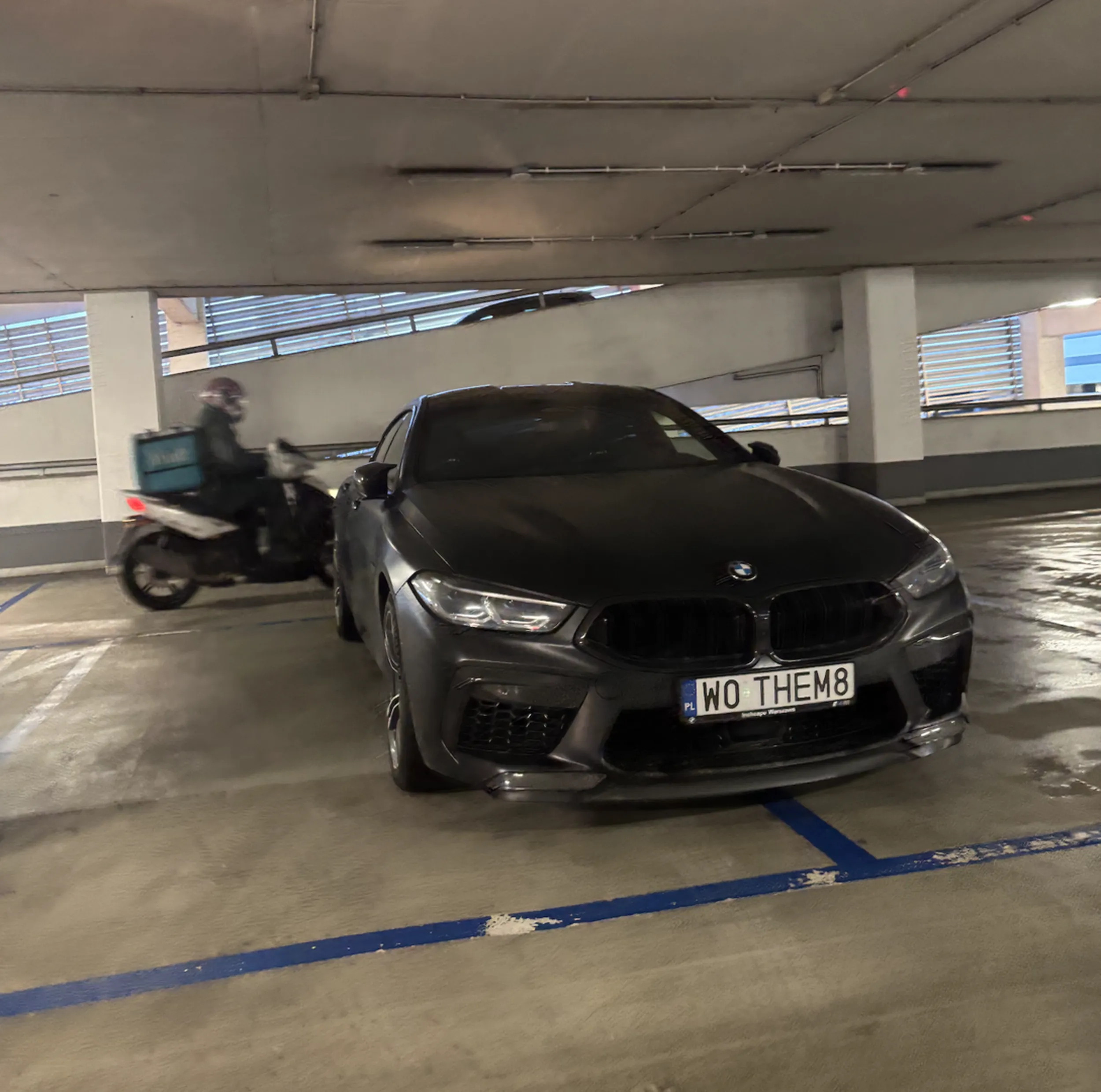 Dalej praktykuje takie parkowanie. :D To, co, że weekend i w galerii trudno miejsce znaleźć, on znalazł dwa i to wykorzystał :)