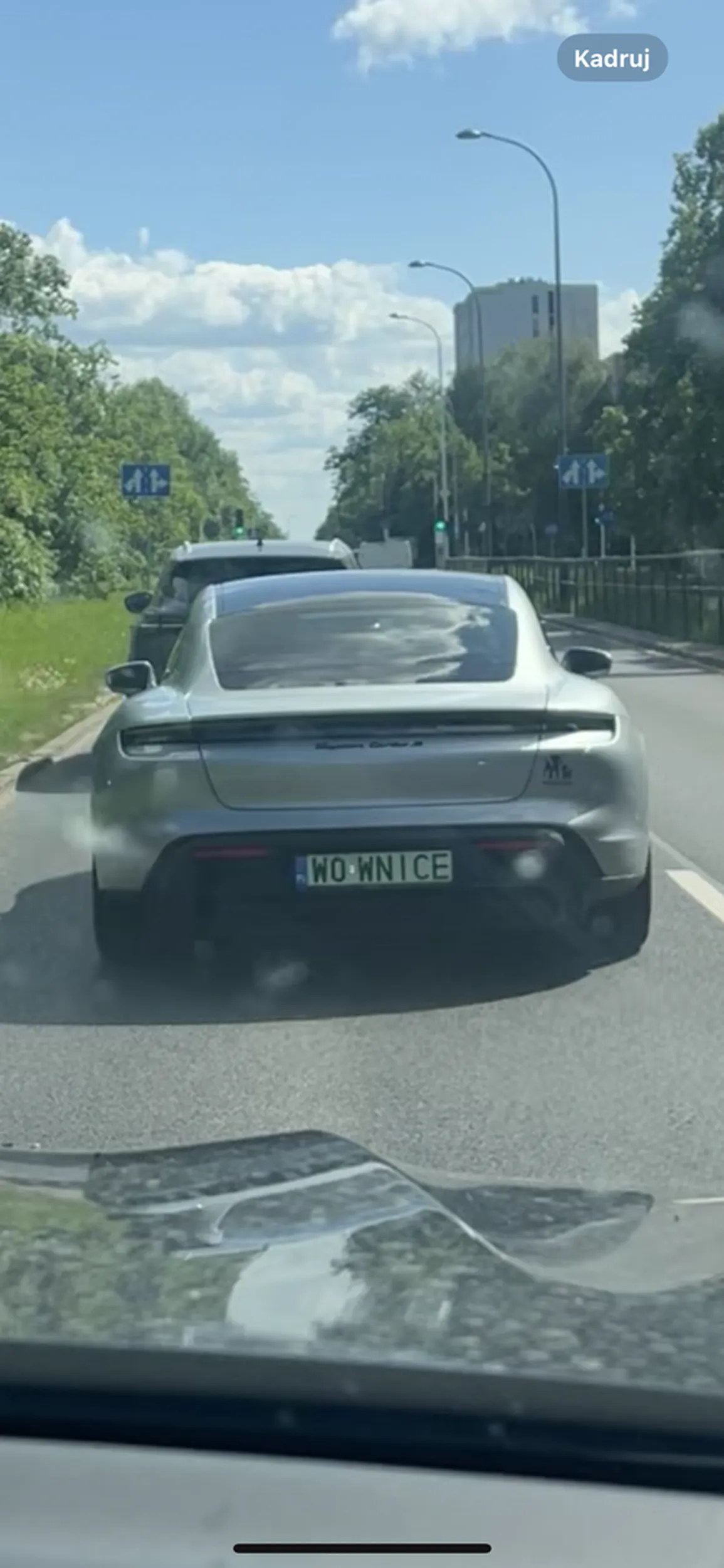 Cham jakich malo! Gdyby nie unik i to dwukrotny, ten maly czlowiek wjechalby nam centralnie w bok. Gosc kompletnie ma w pompce ze ktos oprocz niego jedzie ulica!!! Co za dno ludzkie.