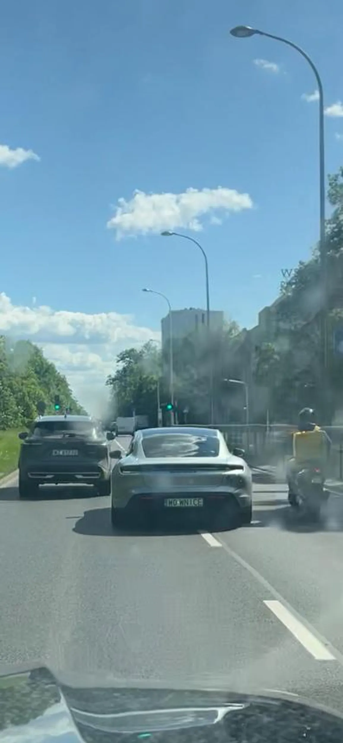 Cham jakich malo! Gdyby nie unik i to dwukrotny, ten maly czlowiek wjechalby nam centralnie w bok. Gosc kompletnie ma w pompce ze ktos oprocz niego jedzie ulica!!! Co za dno ludzkie.