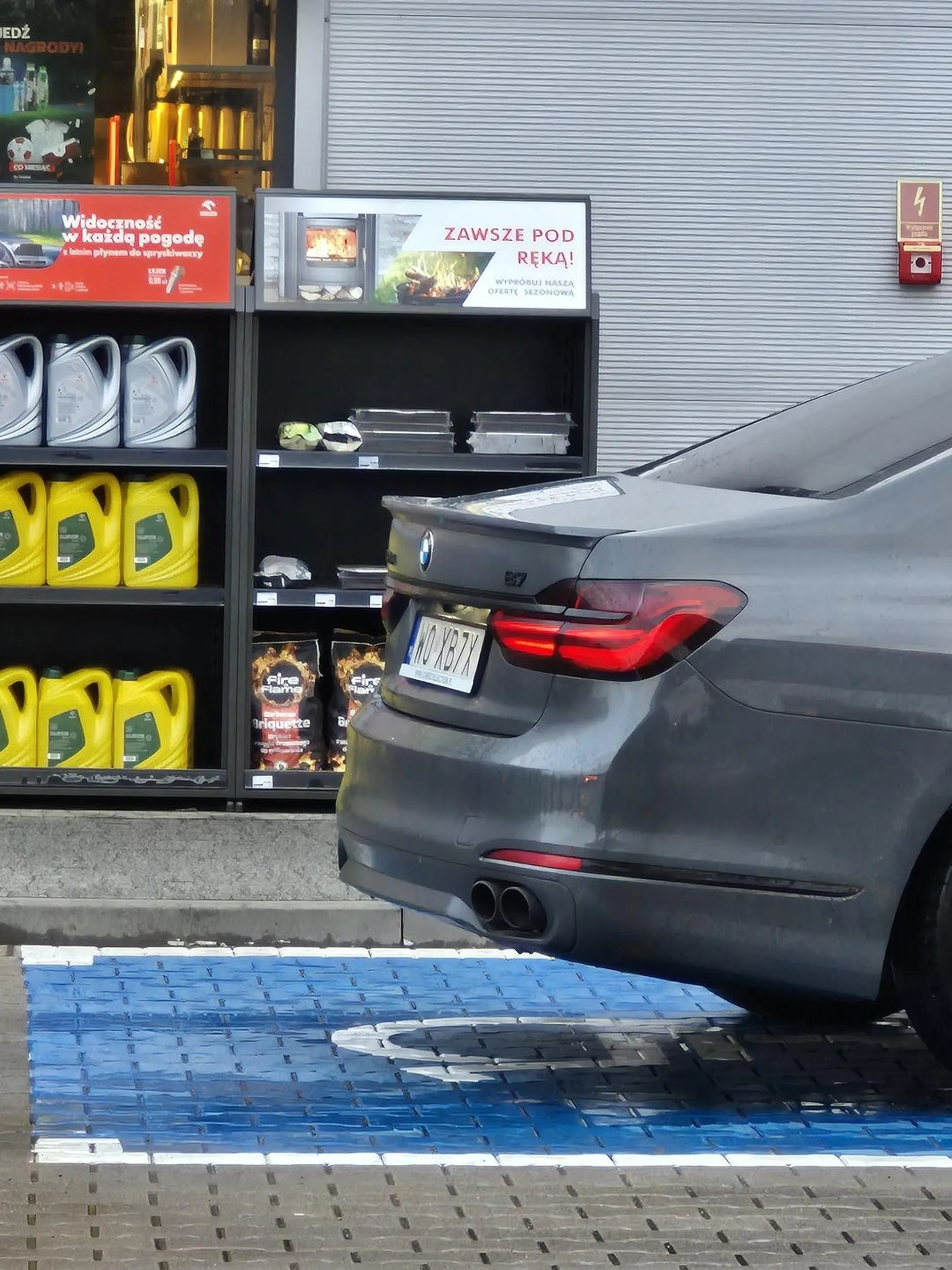 Czy niski wzrost zwiększa ryzyko kupna B7 z custom blachami i parkowania na miejscach dla niepełnosprawnych? Nie wiem, mam na razie zbyt mało (hehe) danych ;)