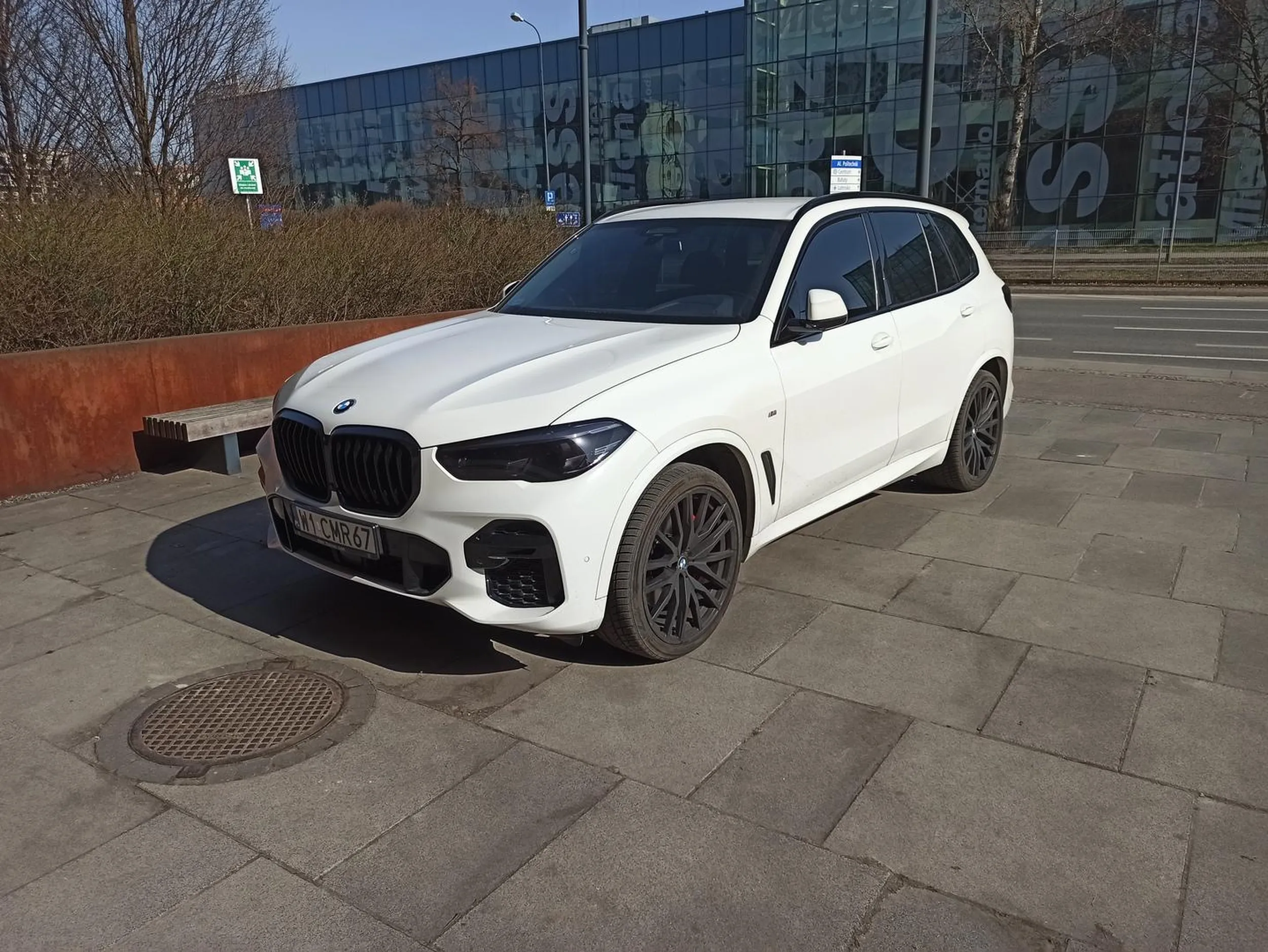 Pięknie zaparkowane na chodniku