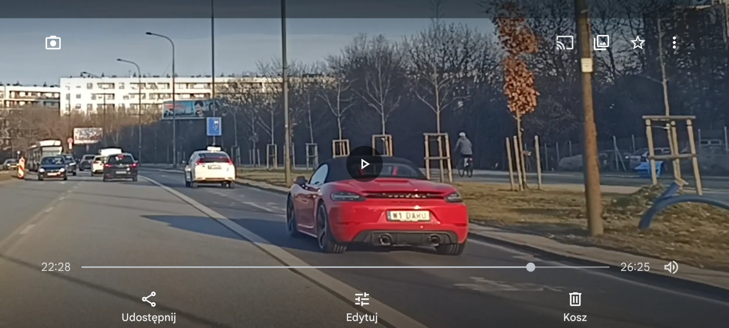 Bandyta drogowy we wraku auta leci 130 km/h na trasie Łazienkowskiej gdzie jest ograniczona prędkość do 80 km/h.