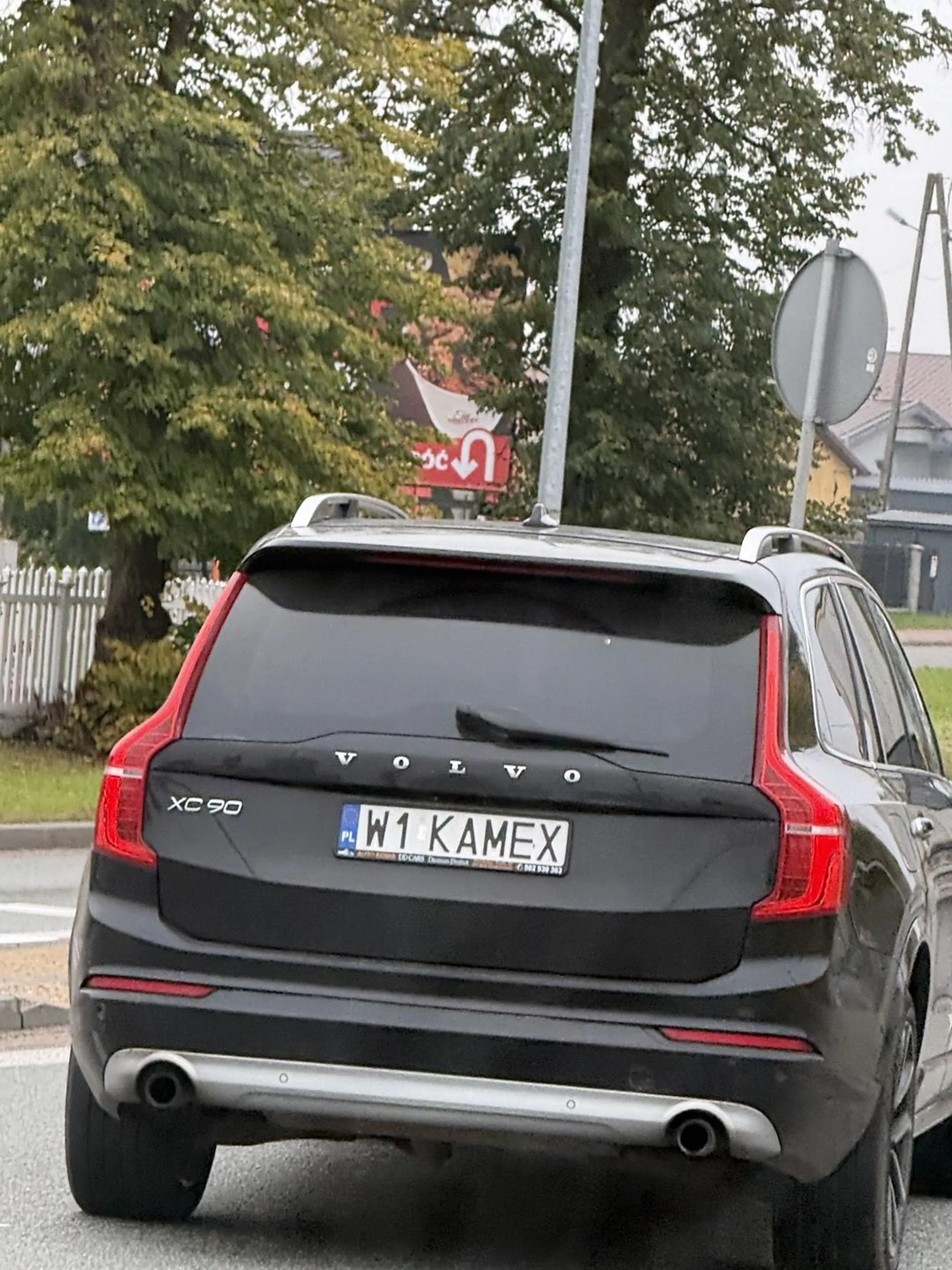 gościu z Volvo xc90 zapomiał ze to nie ukraina . I w Polsce przestrzega się przepisów wyprzedzanie na pasach. Zajeżdżanie drogi.