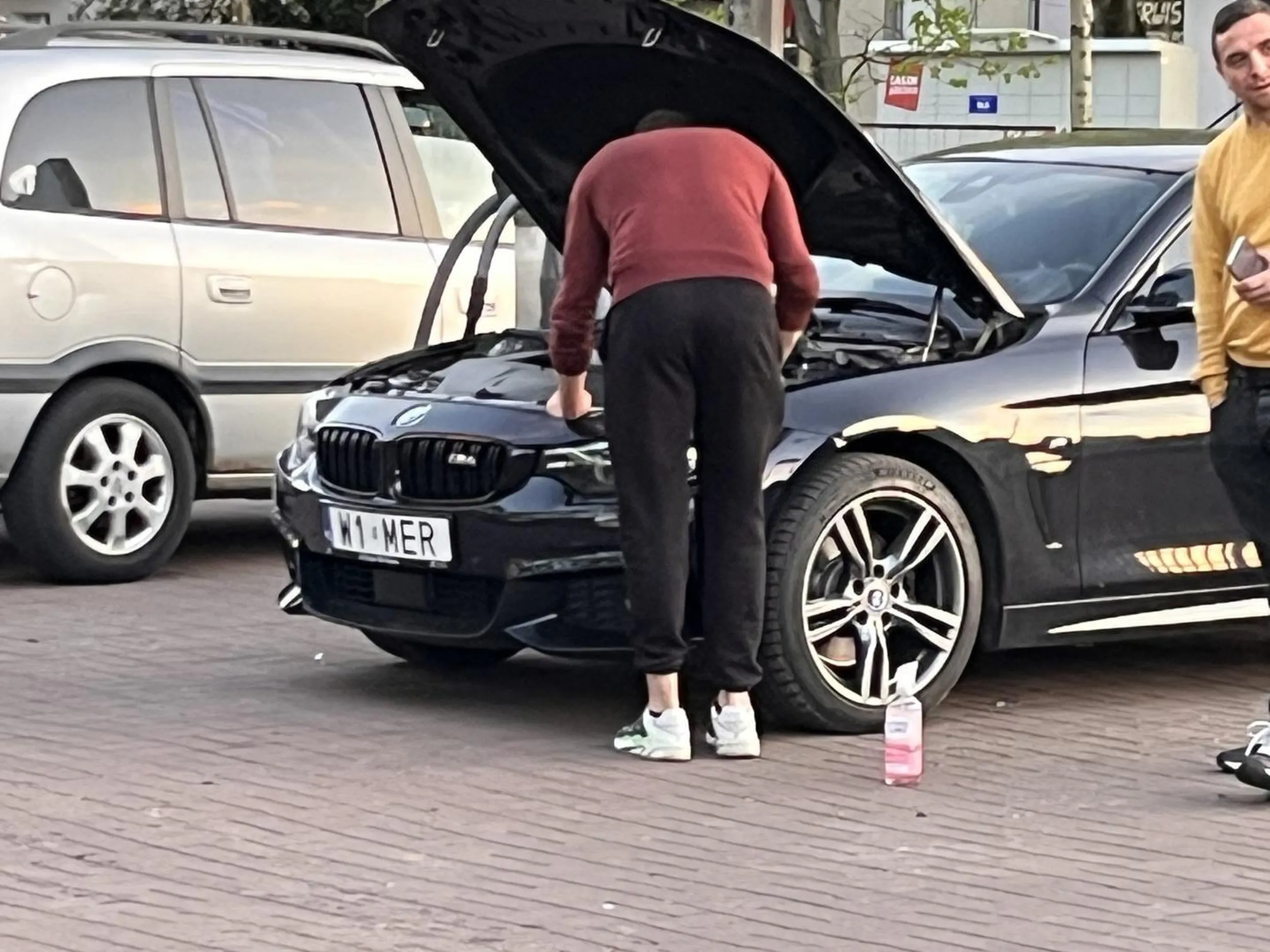 Uwaga na nich, agresywni goście obok myjni przy metrze Wierzbno