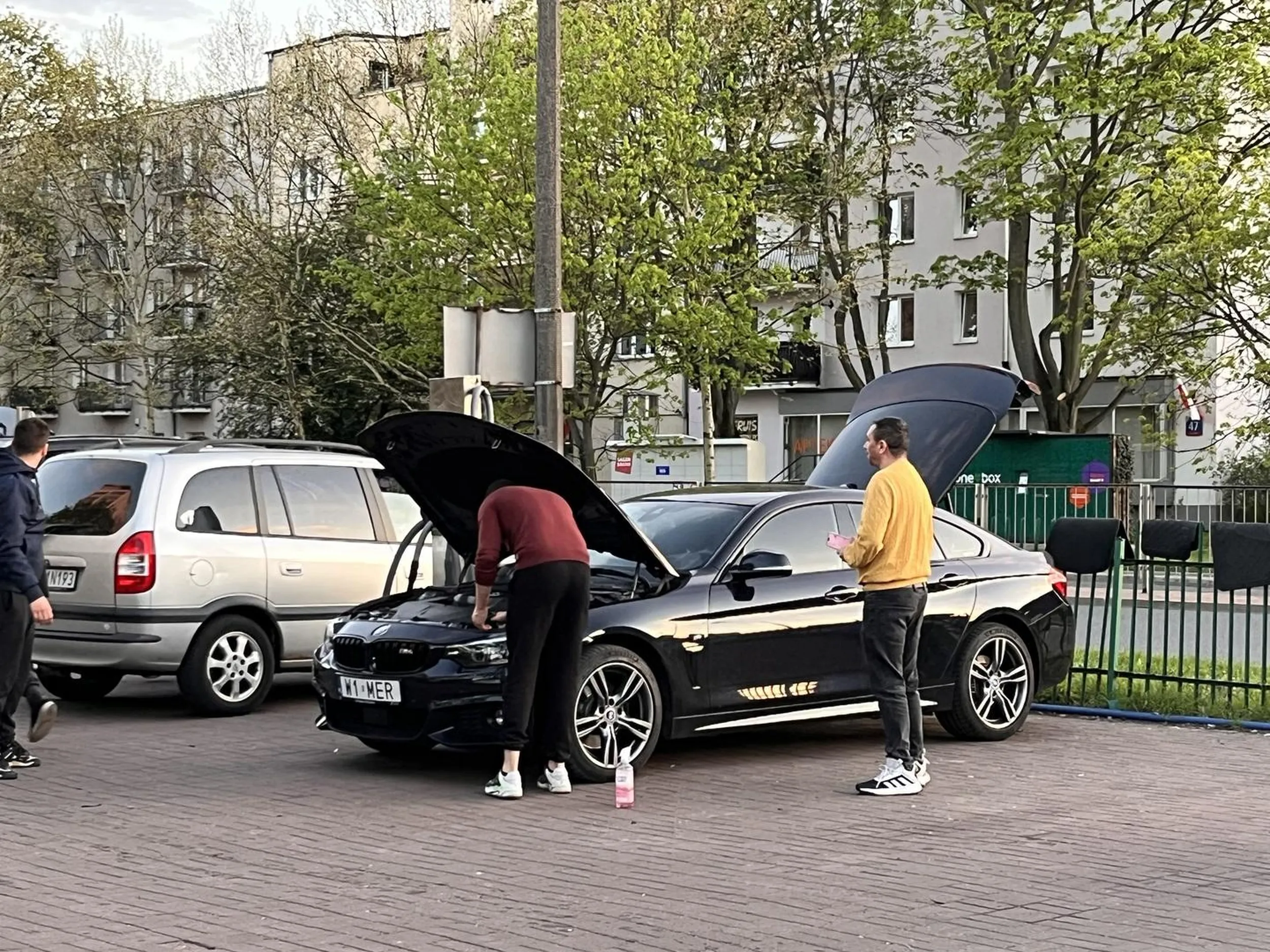 Uwaga na nich, agresywni goście obok myjni przy metrze Wierzbno