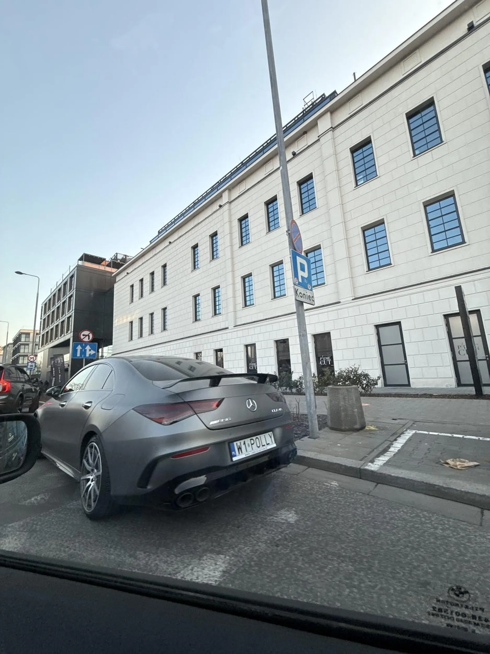 Staje na środku drogi w centrum Warszawy, nie polecam kierowcy