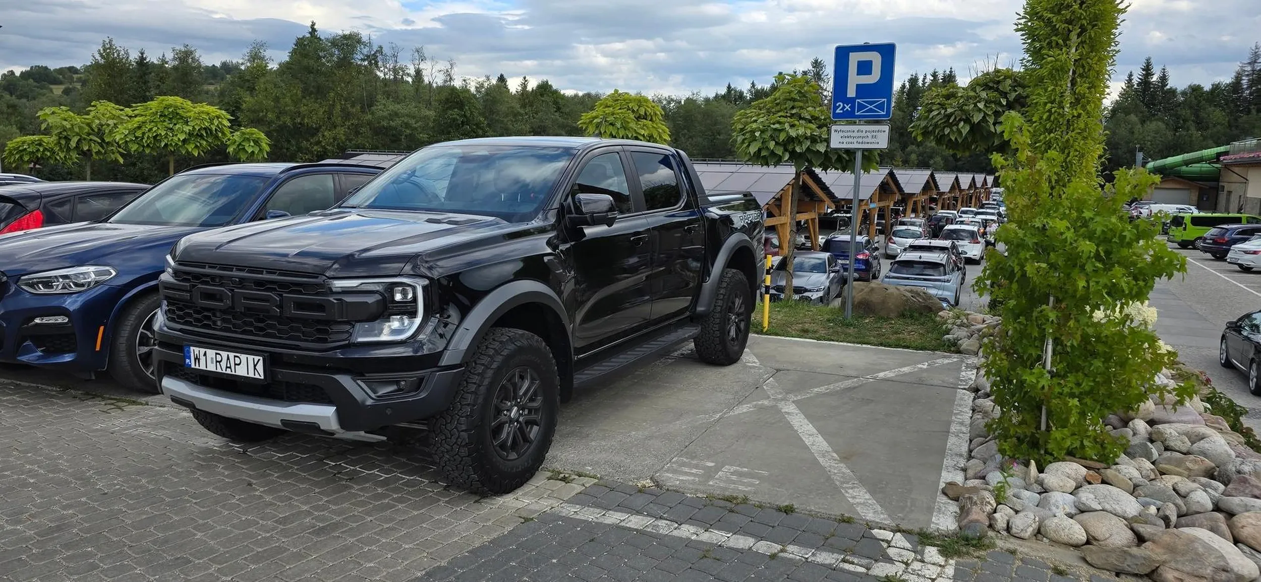 Ma problemy z czytaniem znaków i zmieszczeniem się na miejscu postojowym.