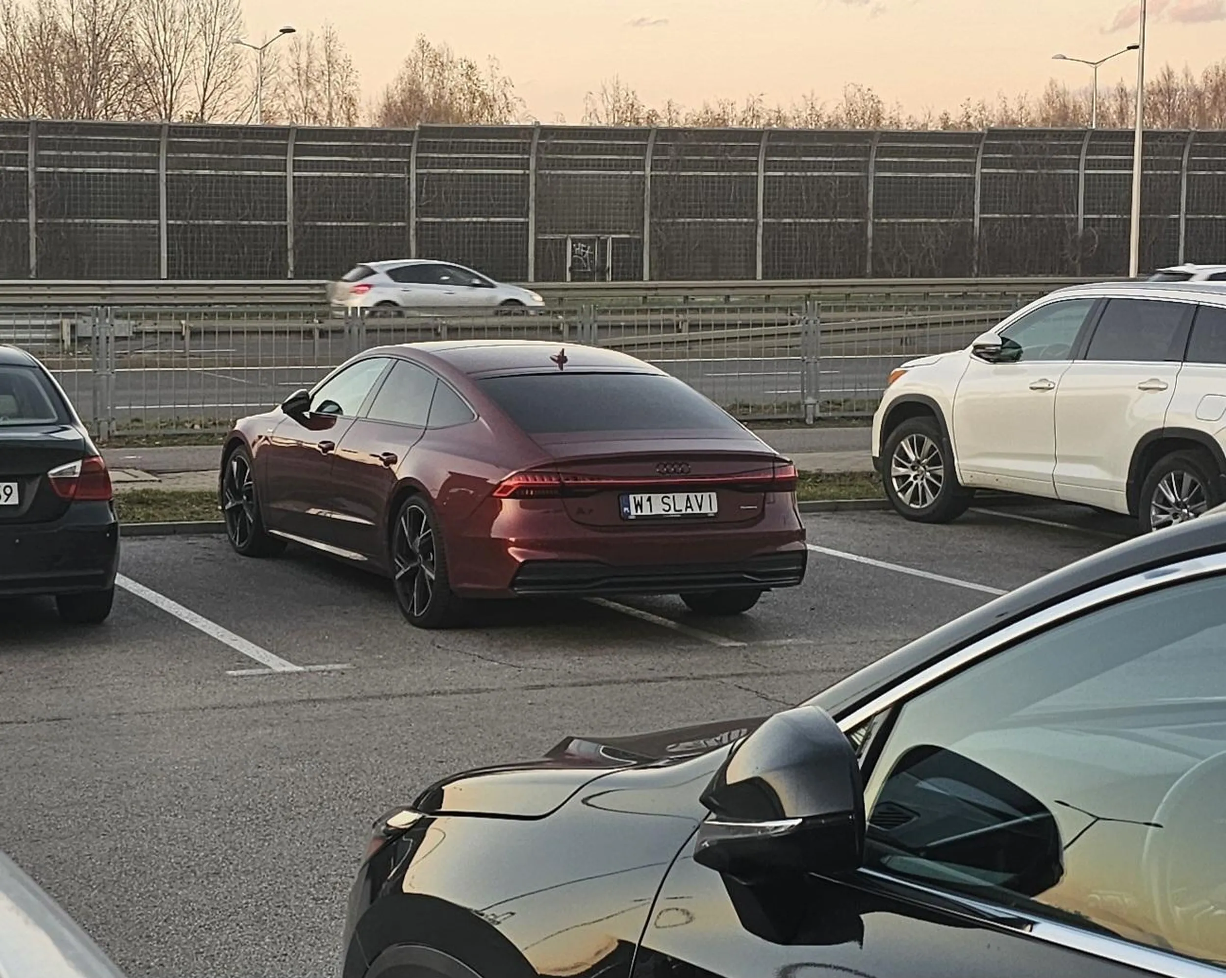 Snob przy mnie tak zaparkował. Miejsce VIP dla piątego zera za kółkiem