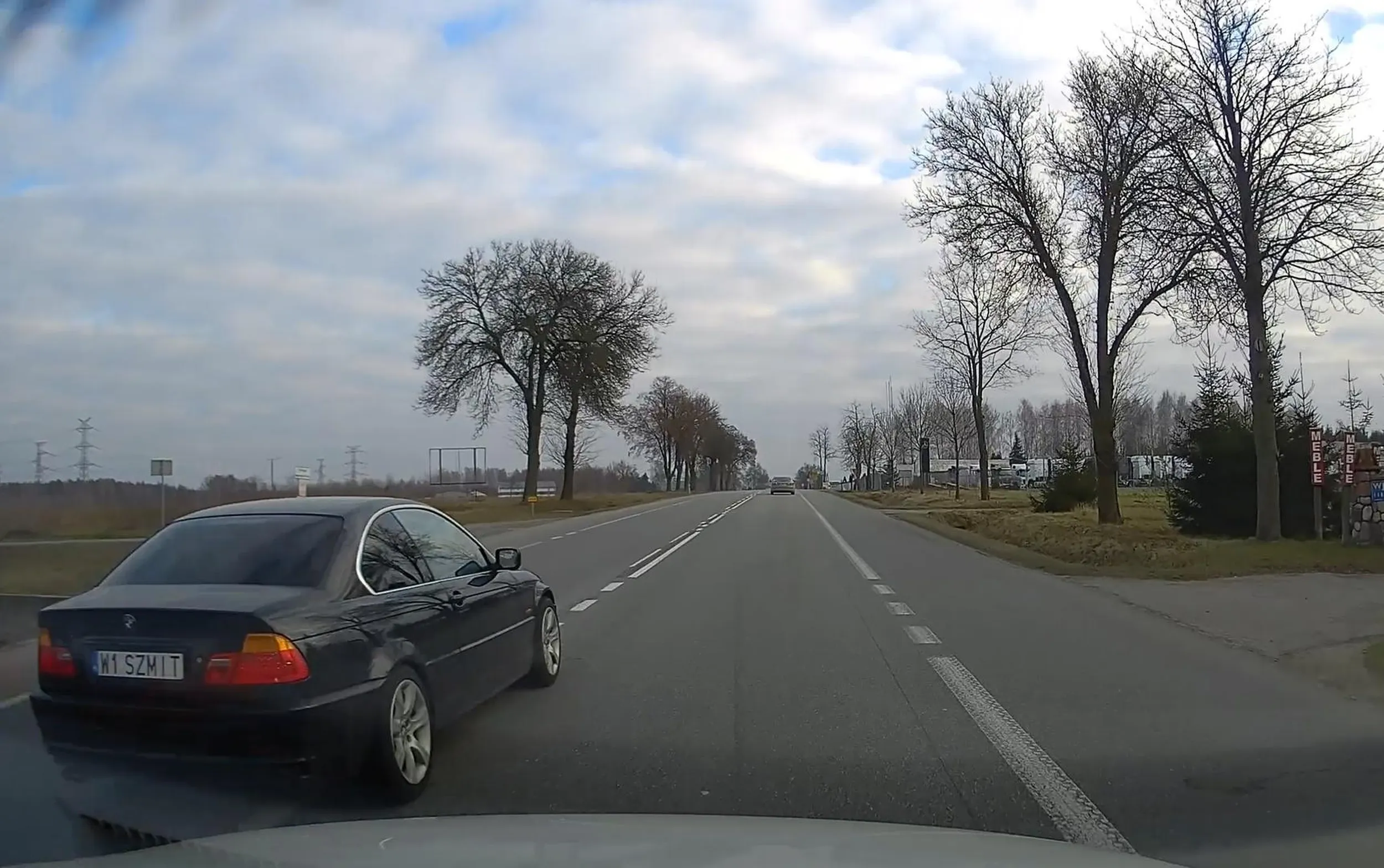 słaby kierowca: jeździ agresywnie, wyprzedza na ciągłej