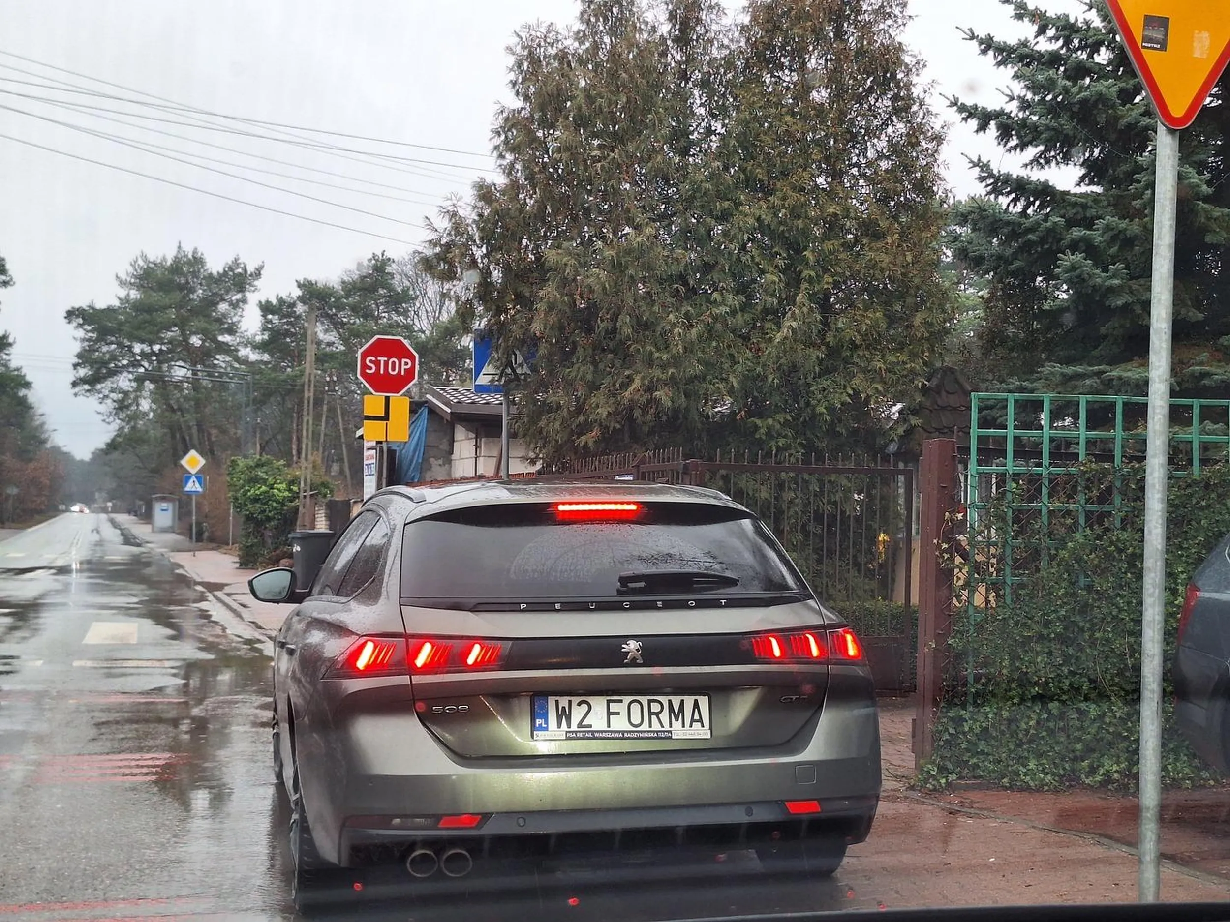 Parkuje, blokując ruch przed skrzyżowaniem i uniemożliwiając wjazd na posesję bo musi zjeść hotdoga w pobliskiej Żabce.