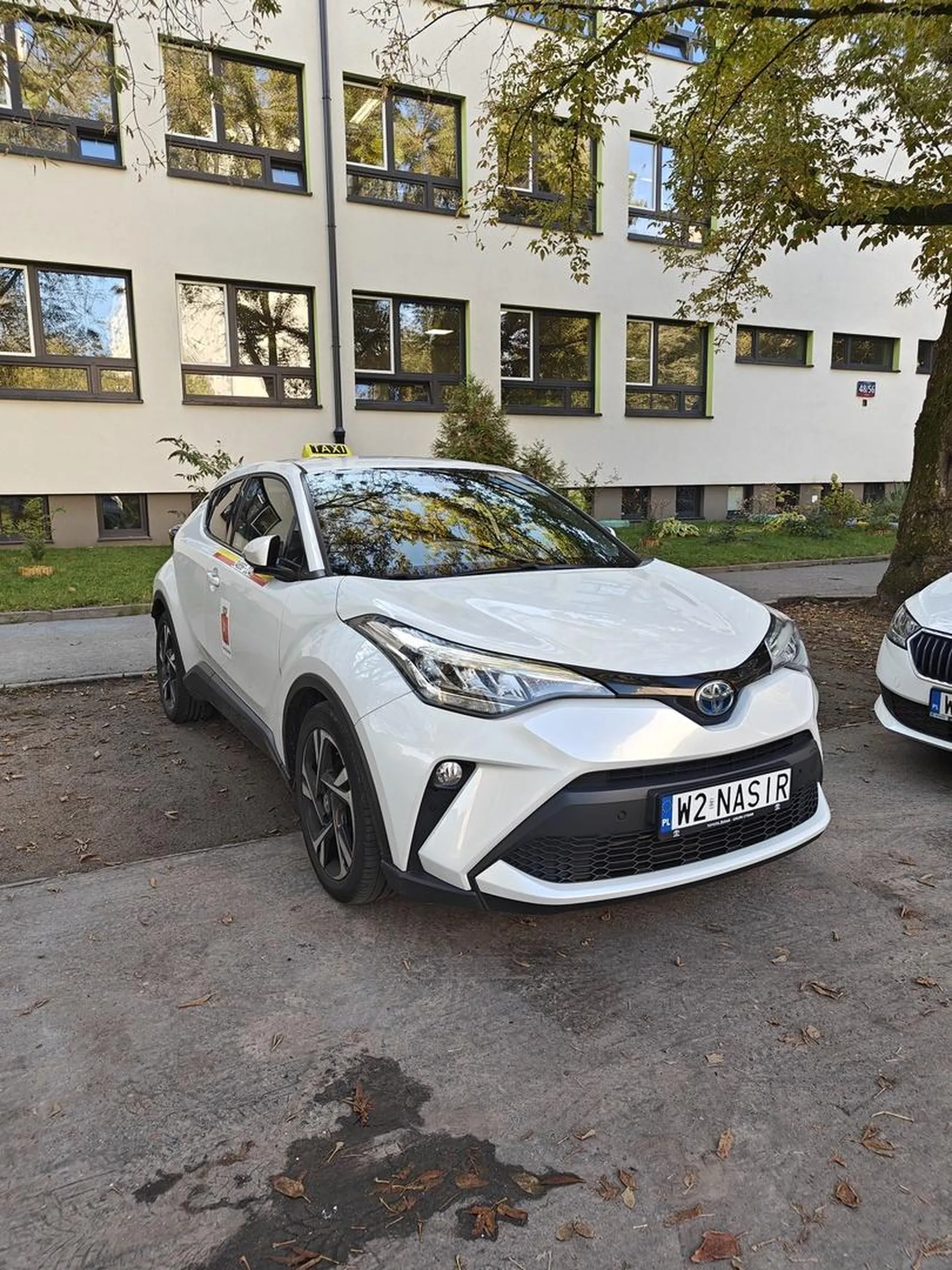 Kierowca regularnie parkuje jak chce pod samą szkołą podstawową.