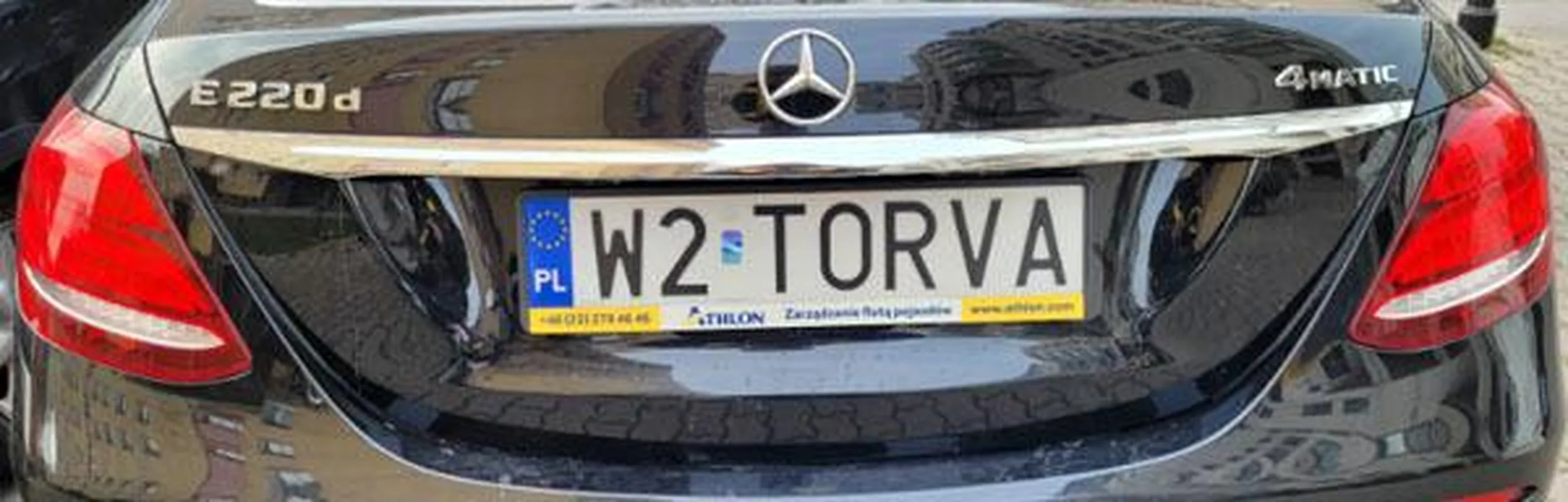 Pojeb w Mercedesie. Slalomem po remontowanym odcinku alei Stanów Zjednoczonych. Tak z 50 km/h powyżej ograniczenia.