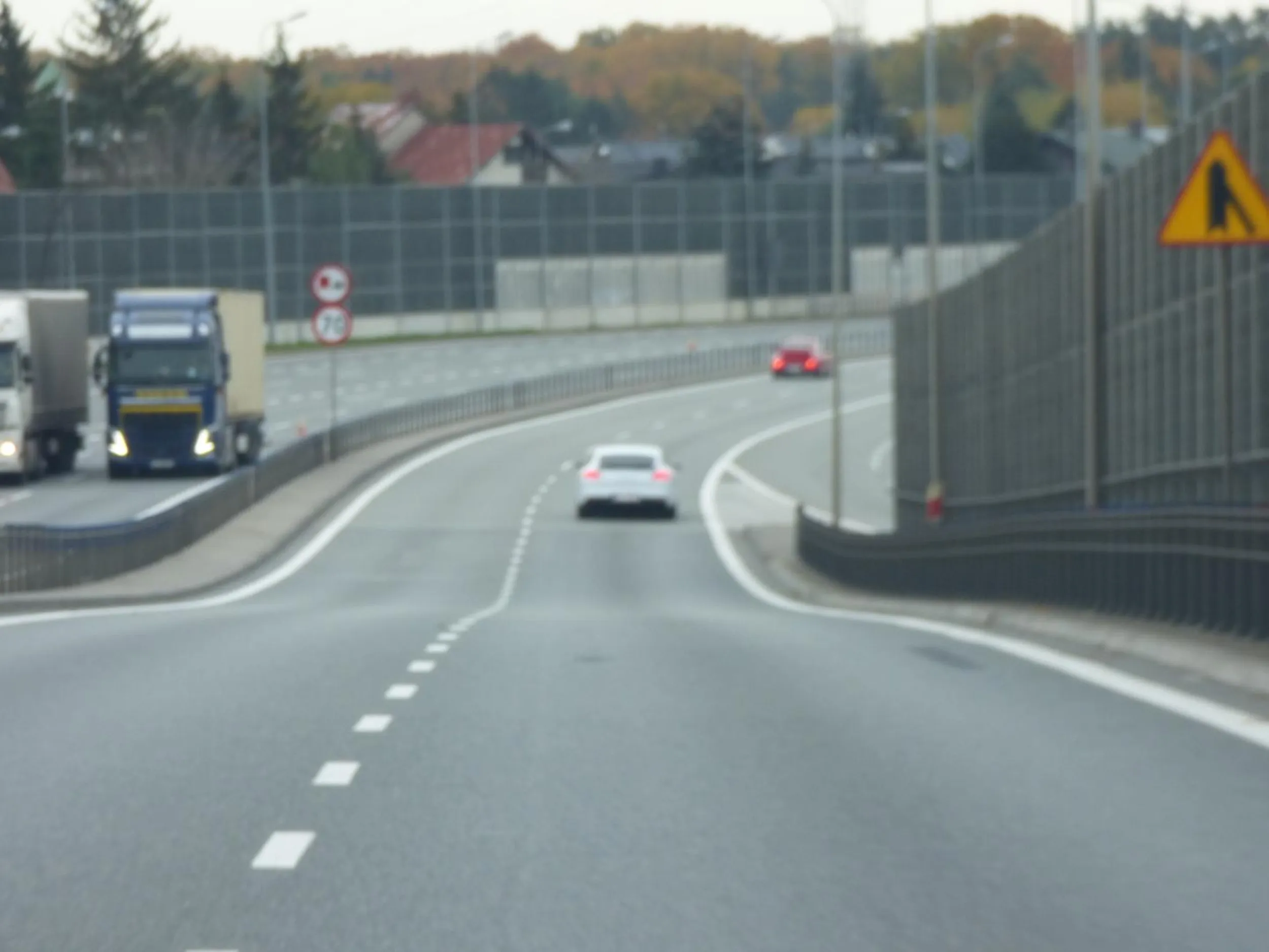 W dniu 30.10.2025 rok trasa z Łomianek w kierunku Warszawy młoda kierująca samochodem marki PORSCHE nr rej W3 032 T jedzie bardzo szybki (ściga się z innym kierującym)który jedzie przed nią samochodem marki PORSCHE nr rej WPR 9112S kierowanym przez nn meżczyznę oboje kierujący używali telefonów komórkowych trzymajac je w dłoni.(Za rozmowę przez telefon w ręku podczas jazdy samochodem grozi mandat w wysokości 500 zł oraz 12 punktów karnych. Mandatu można uniknąć, używając zestawu głośnomówiącego lub słuchawkowego, pod warunkiem, że nie trzeba przy tym trzymać telefonu.