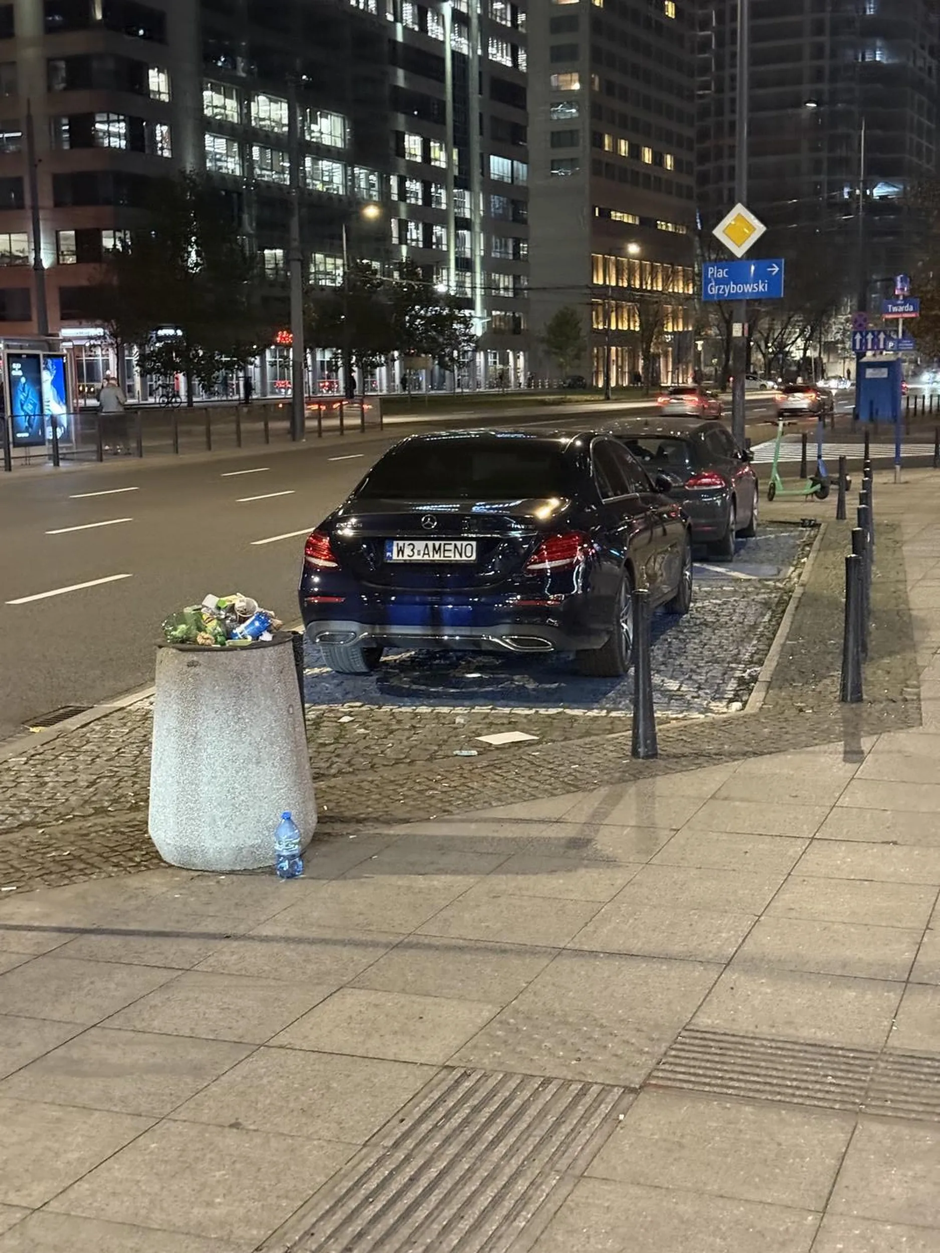 Ciekawe gdzie karta inwalidy się zgubiła ?