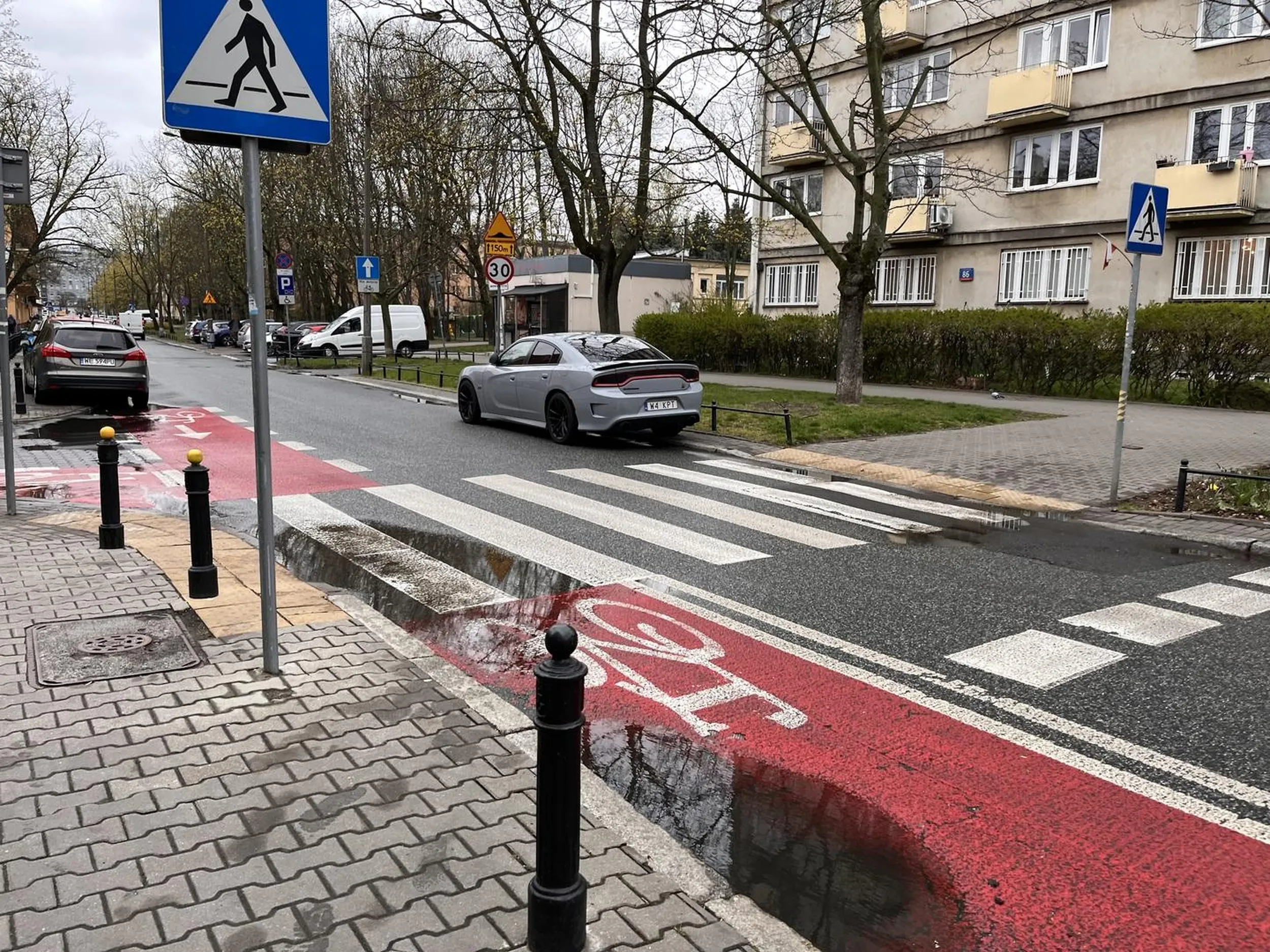 Notorycznie staje w miejscach utrudniających widoczność, blisko pasów lub w miejscach zabronionych