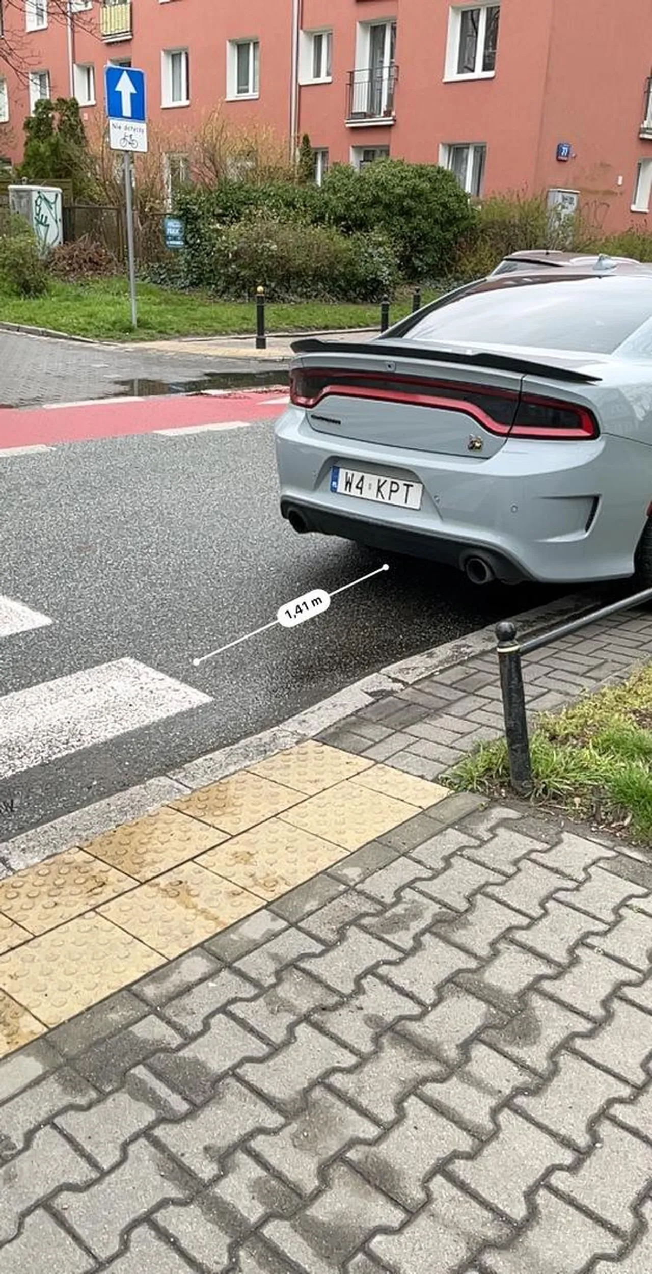 Notorycznie staje w miejscach utrudniających widoczność, blisko pasów lub w miejscach zabronionych