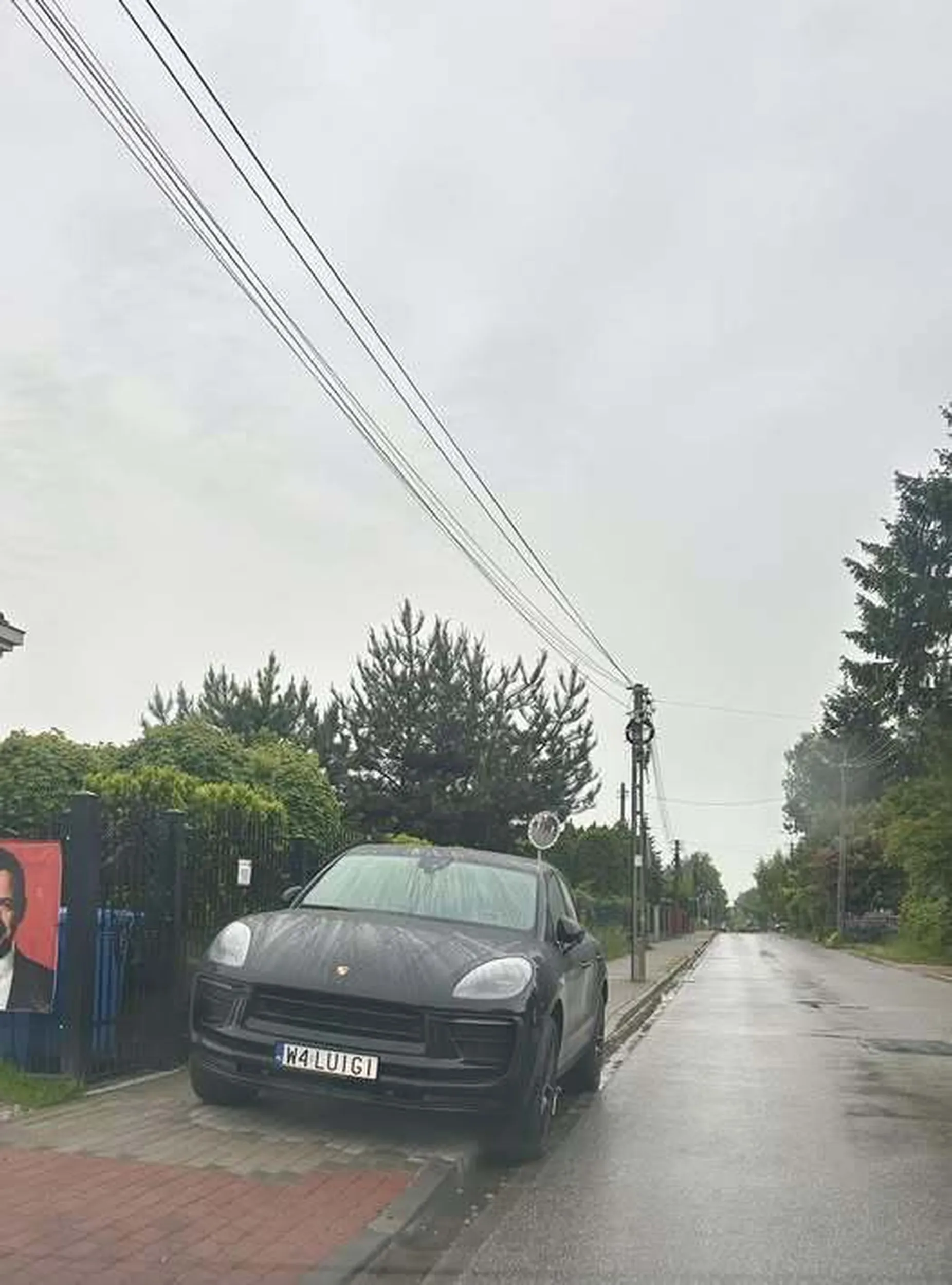 Prośba do właściciela widocznego auta (lub mieszkańców, których odwiedza), parkującego co jakiś czas na Wesołej w Michałowicach o pozostawianie wymaganego minimum 1,5m chodnika dla pieszych. Parkuje tak za każdym razem