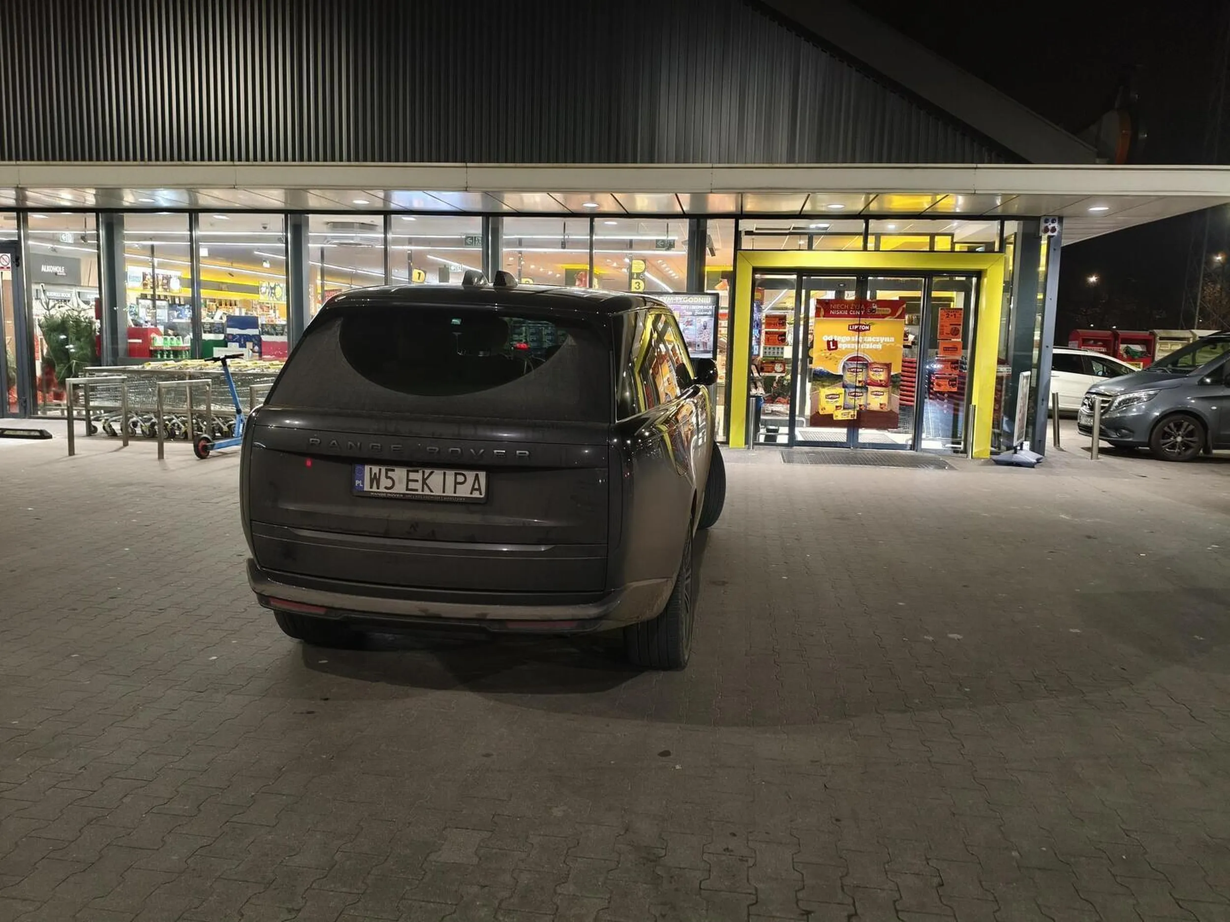 Parkowania nauczył się chyba w burdelu, jeszcze do środka wjedź