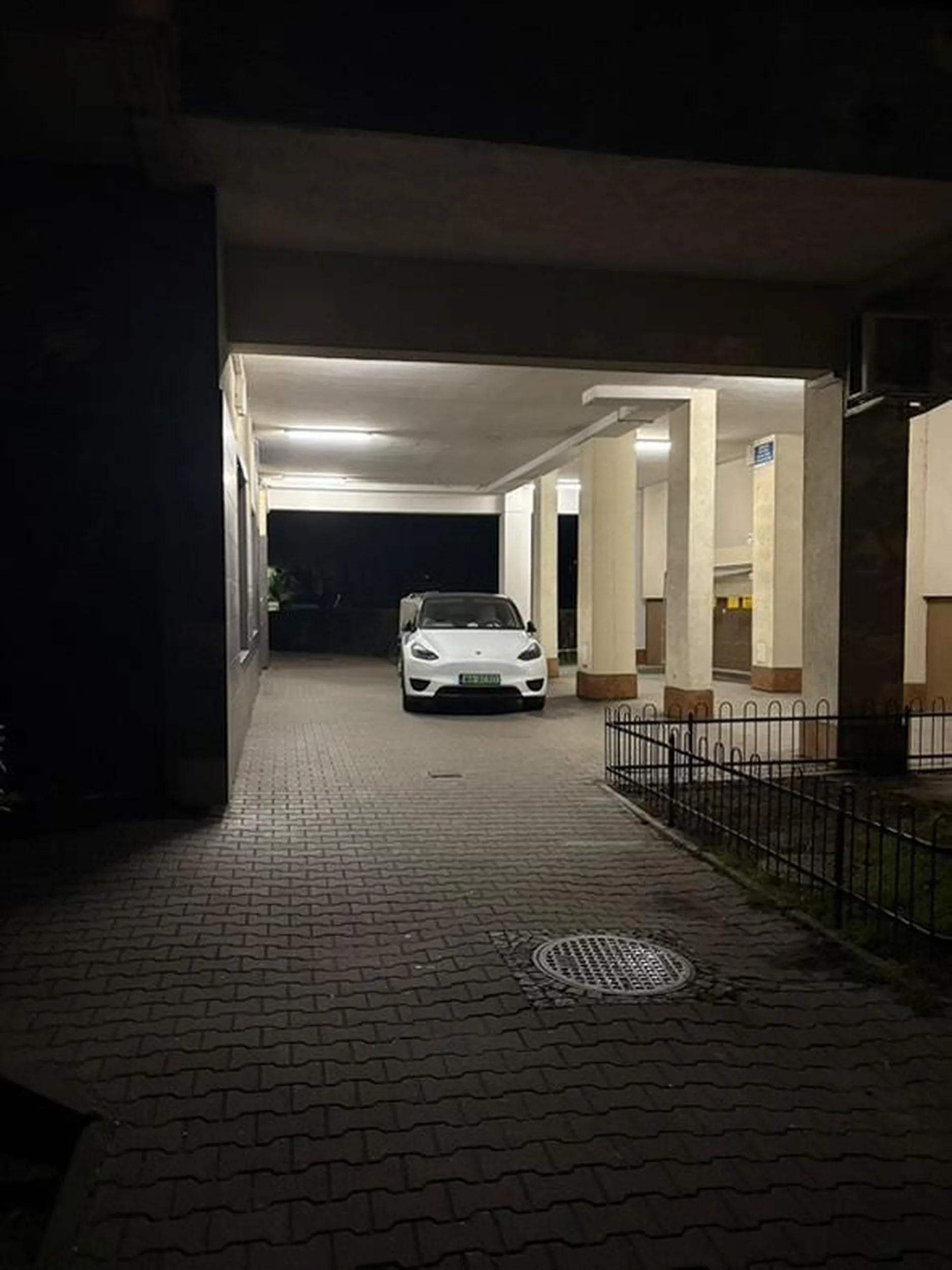 Zaparkował dosłownie metr przed wejściem do klatki, oczywiście na chodniku.