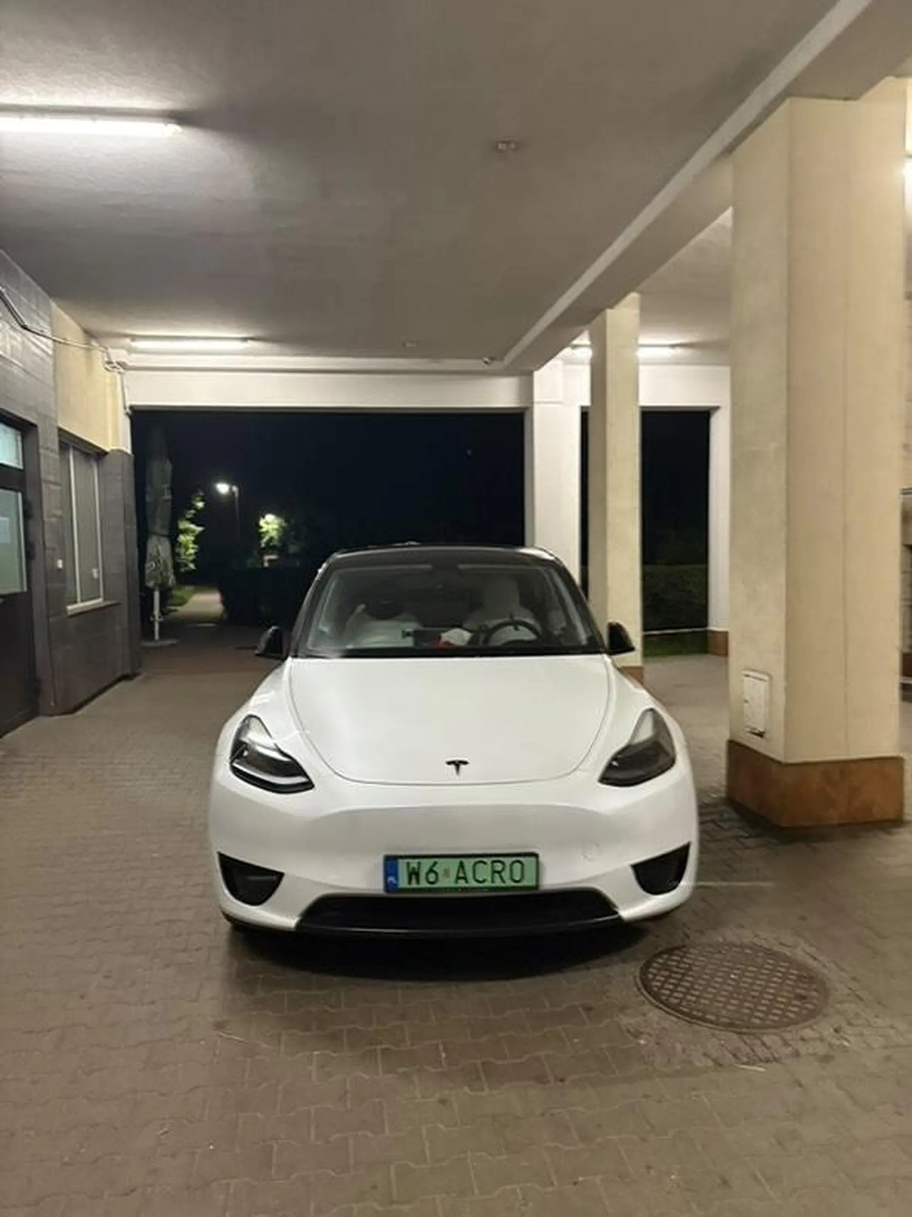 Zaparkował dosłownie metr przed wejściem do klatki, oczywiście na chodniku.