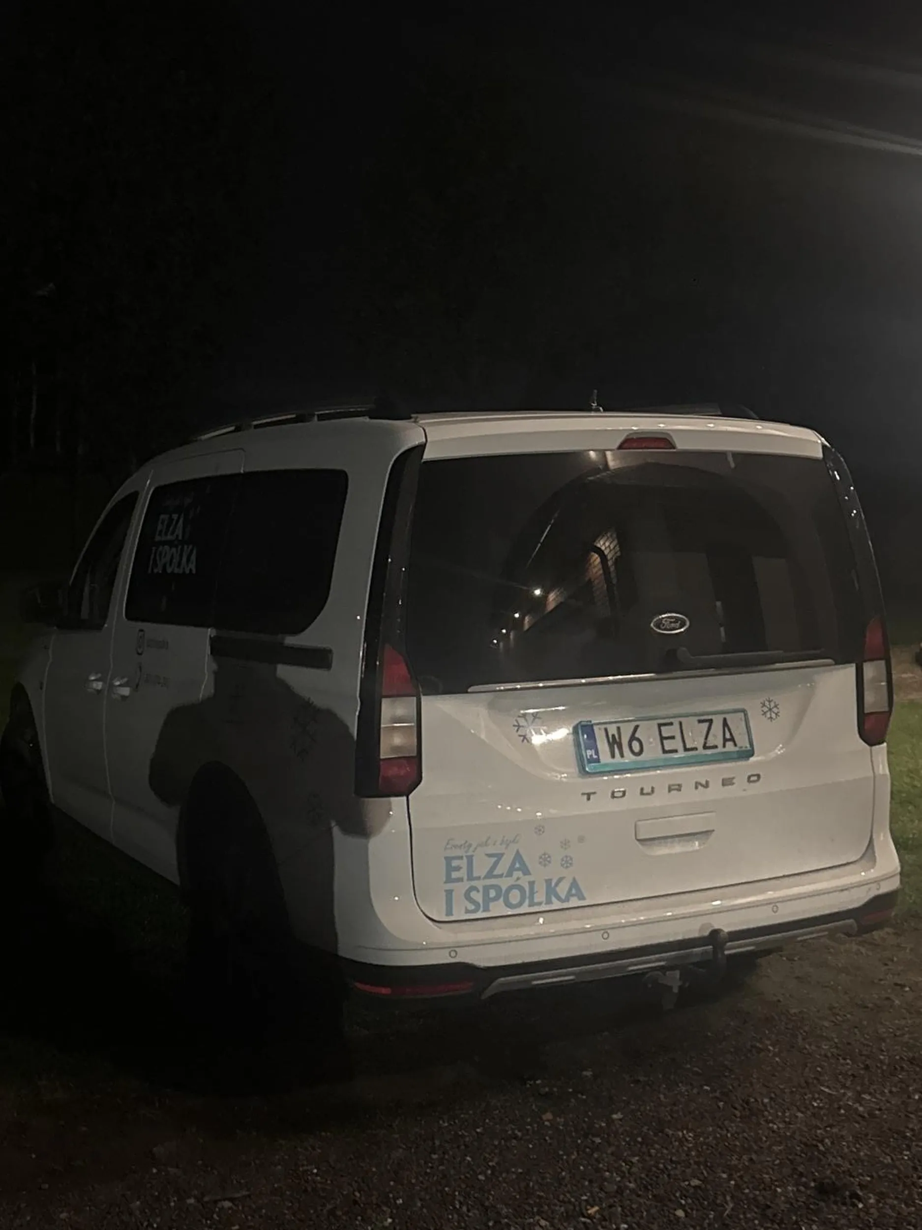 Ten kierowca nie potrafi utrzymać się na pasie, gada przez telefon. Stwarza zagrożenie dla innych animatorów. Robi animacje na Legii a tak naprawdę jest za Widzewem.