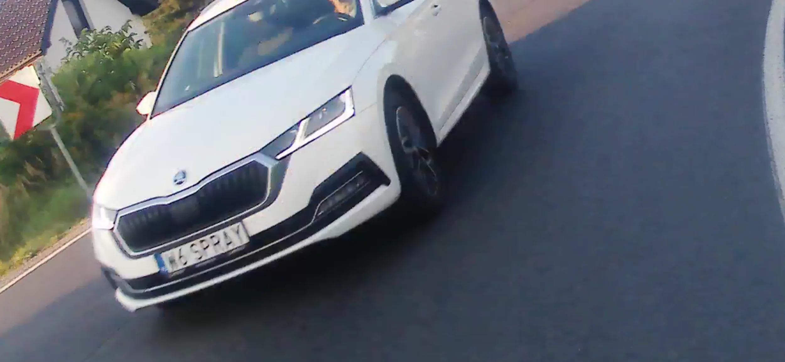 ścina zakręty cały auto na drugim pasie . Hatfu