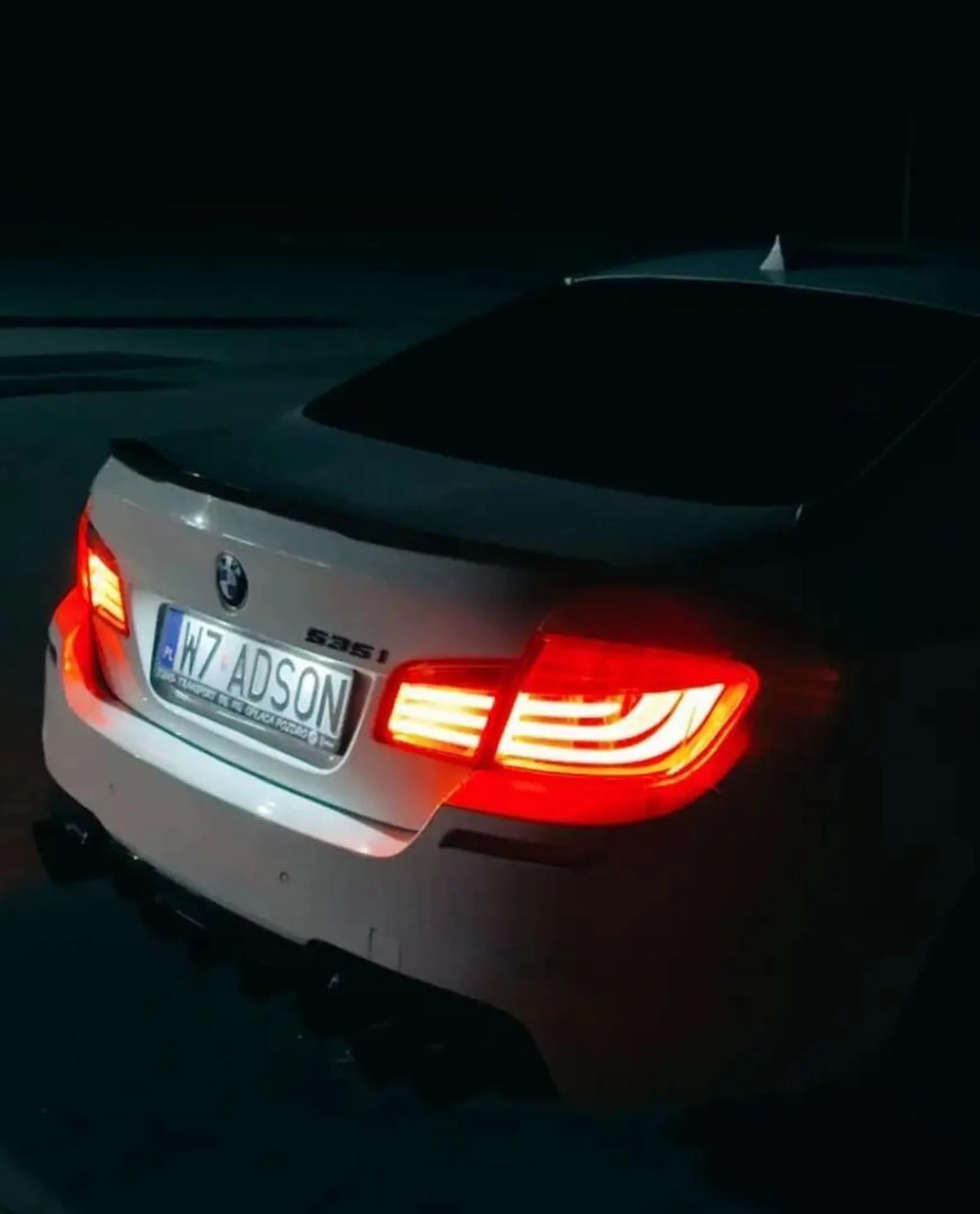 Młody burak , tatuś dał na BMW to teraz Siedleckie galerianki małolatki latają dupy dają a ten jeździ po nocy spać się nie da, to chyba jakiś narkoman jak tak codziennie po nocach się włóczy . Narkotest i policja się zajmie .l