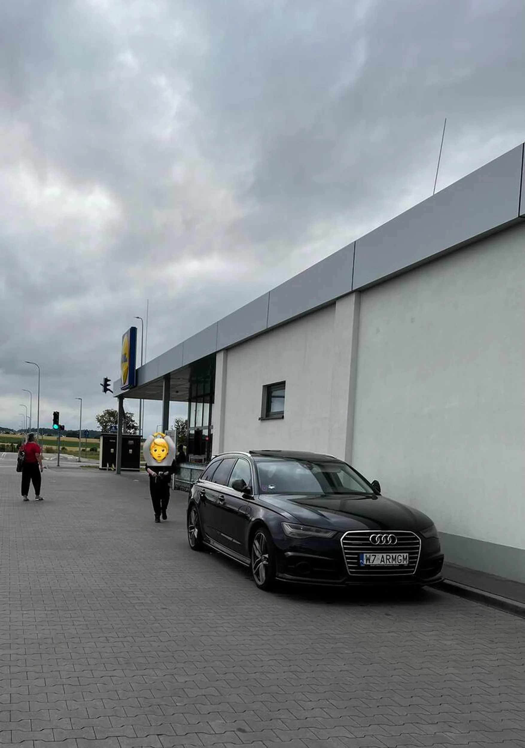 Chyba moderatorzy usunęli komentarz, więc dodam ponownie, tym razem z cenzurą. Otóż, drogi turysto, pomorze nie różni się od reszty kraju. Obowiązują tutaj takie same zasady, jak w stolicy - mimo, że może ci (not a typo) nie mieścić się to w głowie. Parkując pod sklepem, to nie musisz wjeżdżać samochodem aż do samych kas - możesz i powinieneś zaparkować, jak inni, zdrowi na umyśle ludzie, na parkingu, w ramach wyznaczonych miejsc postojowych. bez wyrazów szacunku