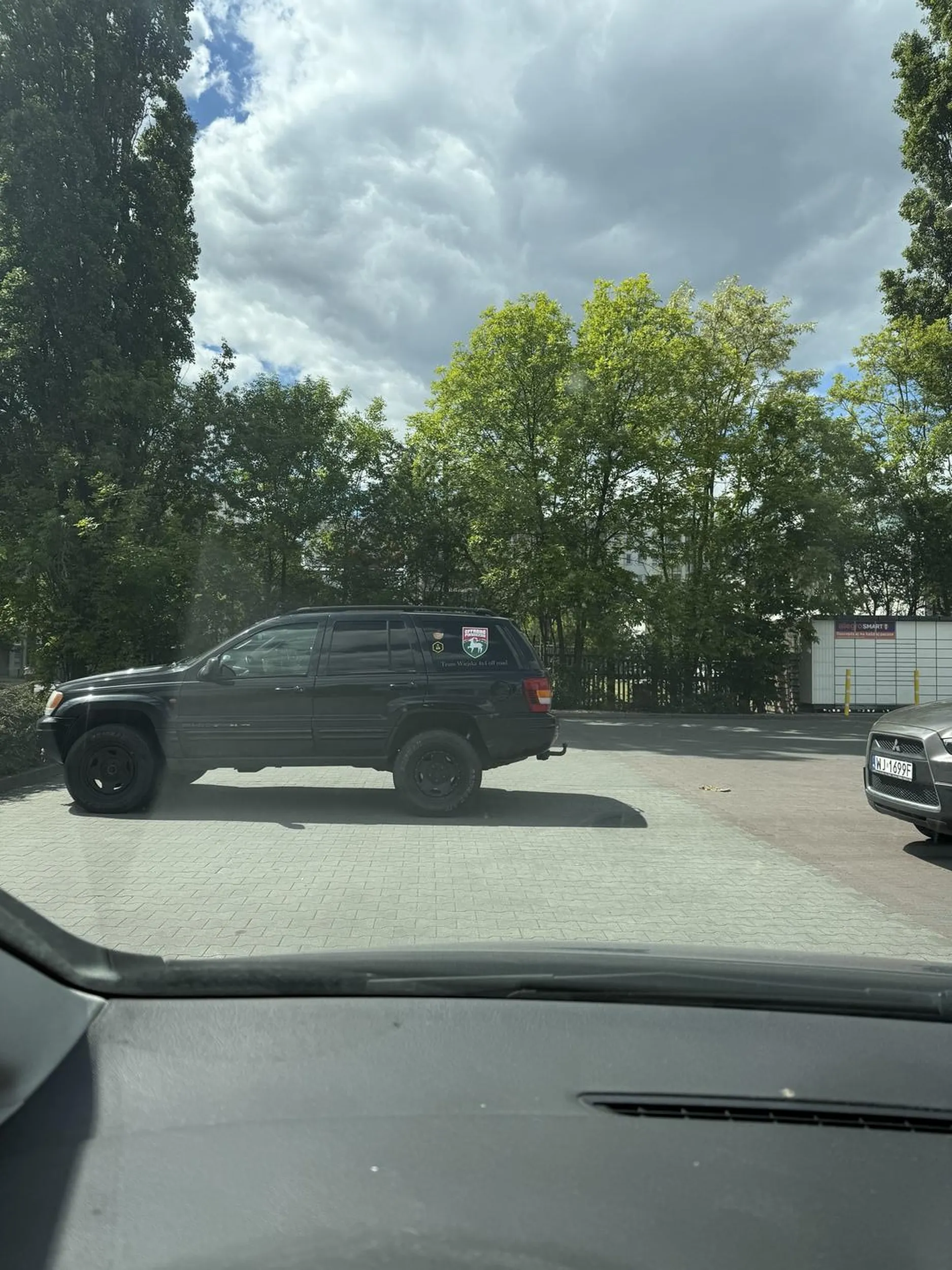 Inteligentnie zastawić przejazd na parkingu