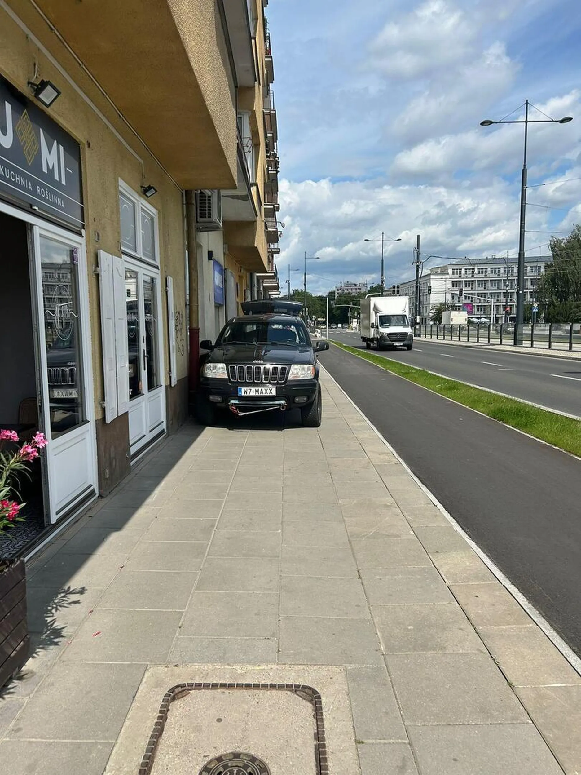 Bezczelnie zastawia chodniki i niszczy mienie