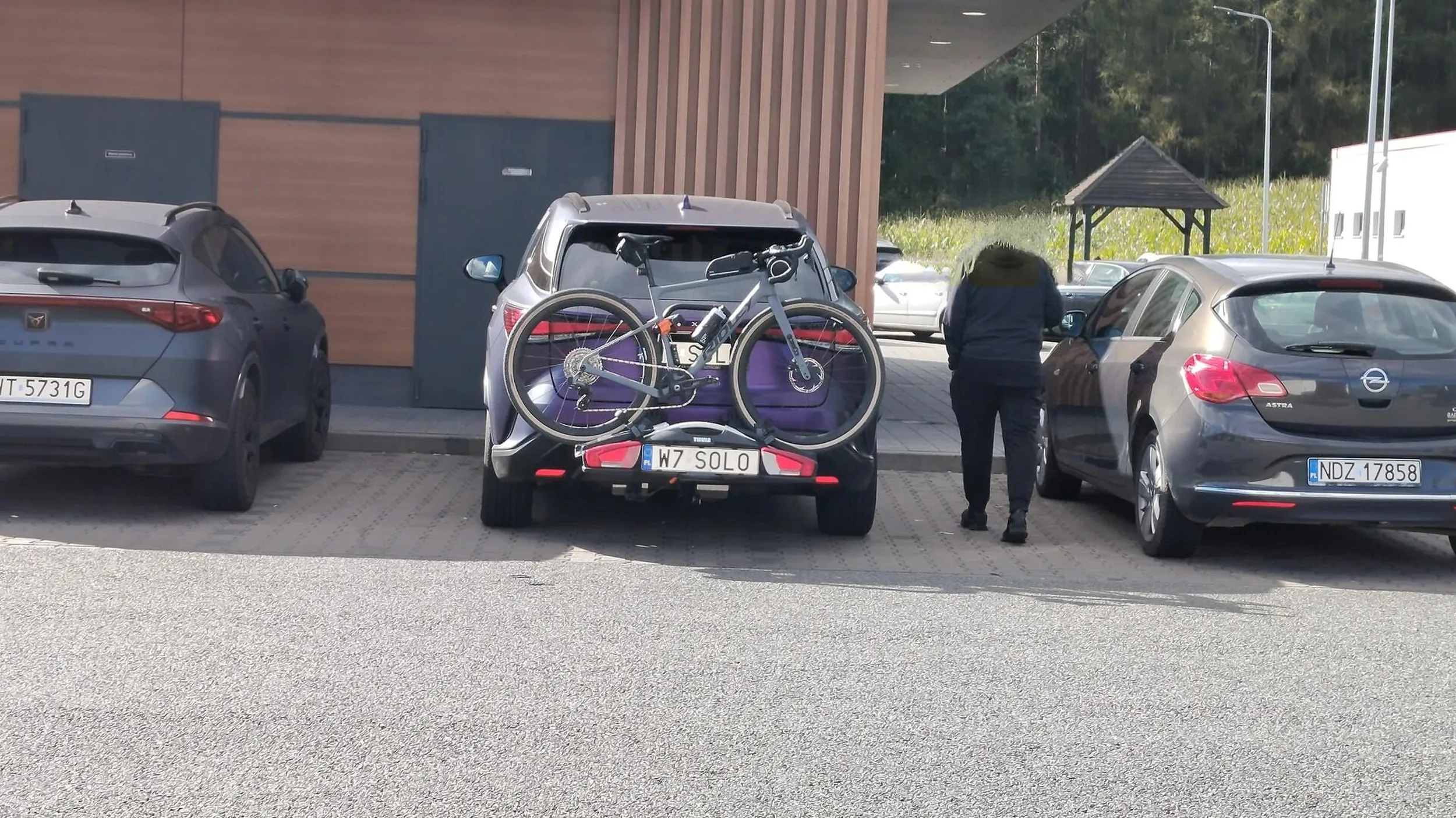 Muszę pochwalić. Ladnie zaparkowany, kierowca nawet miał druga tablice na bagażniku rowerowym.