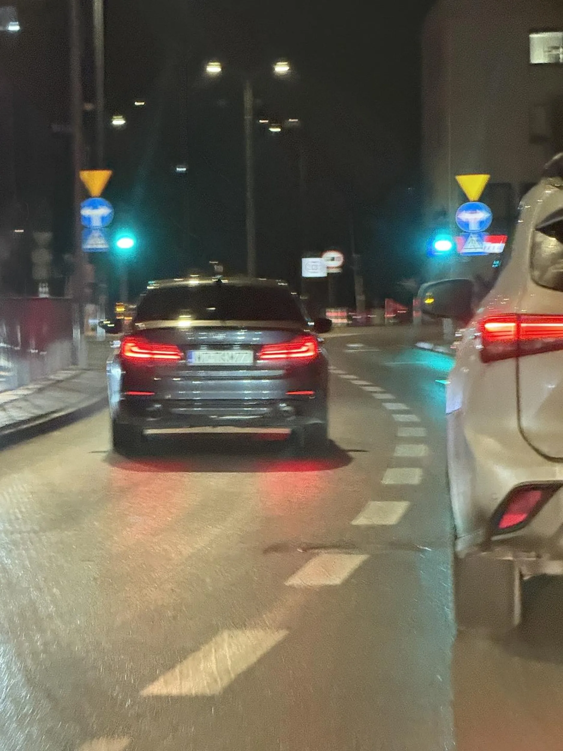 Blokuje skrzyzowanie, wbija sie mimo ze bylo oczywiste ze nie da rady zjechac i udaje ze nie widzi, mogl sie cofnac 2 metry ale wolal przytrzymac wszystkich i udawac niewidomego.