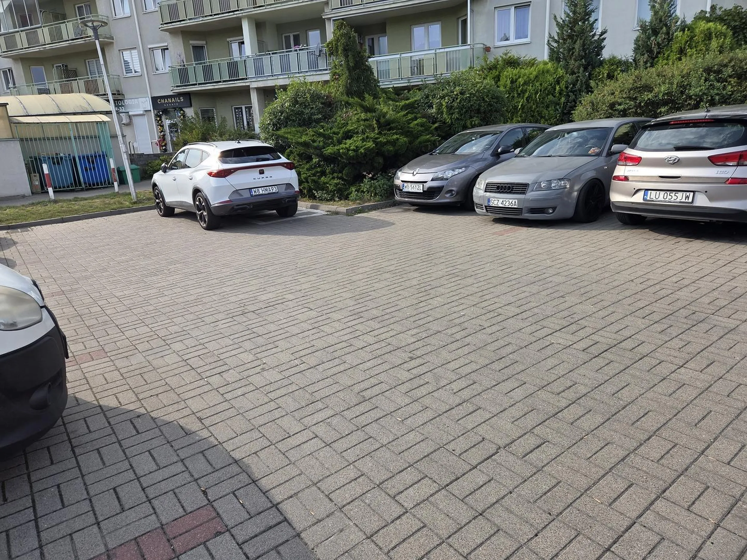 Miejsc wolnych pełno ale trzeba przejście zastawic