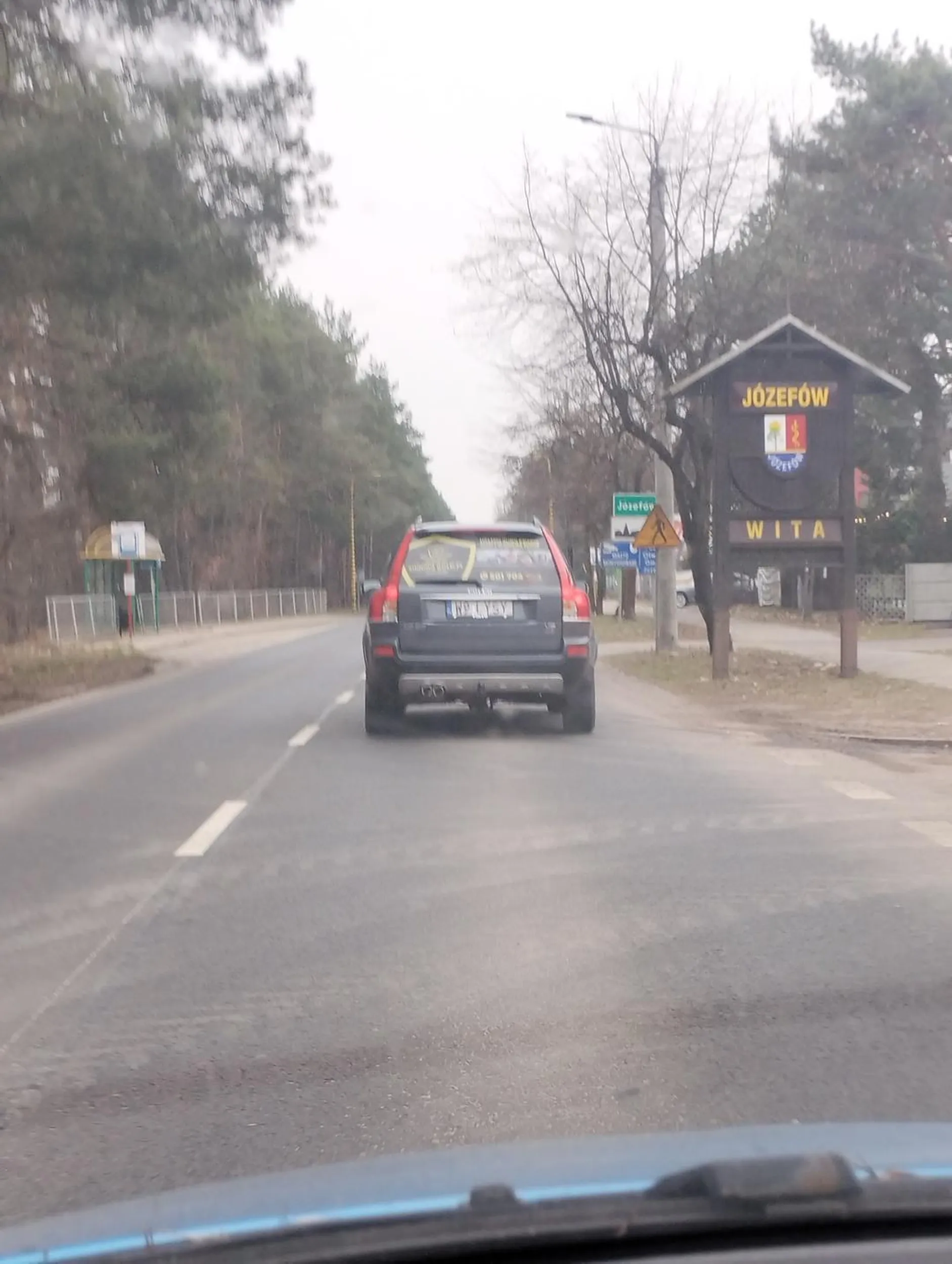 Chciałam dodać kometarz, a widzę nie jestem pierwsza. Pan nie rozumie, że na skrzyżowaniu równorzędnym pierwszeństwo ma prawa strona. Jeżdzi śrdokiem drogi, nie używa kierunkowskazów. Wariat. Na samochodzie reklama biznesu - skup/sprzedaż złota. Warto tam nie zaglądać!